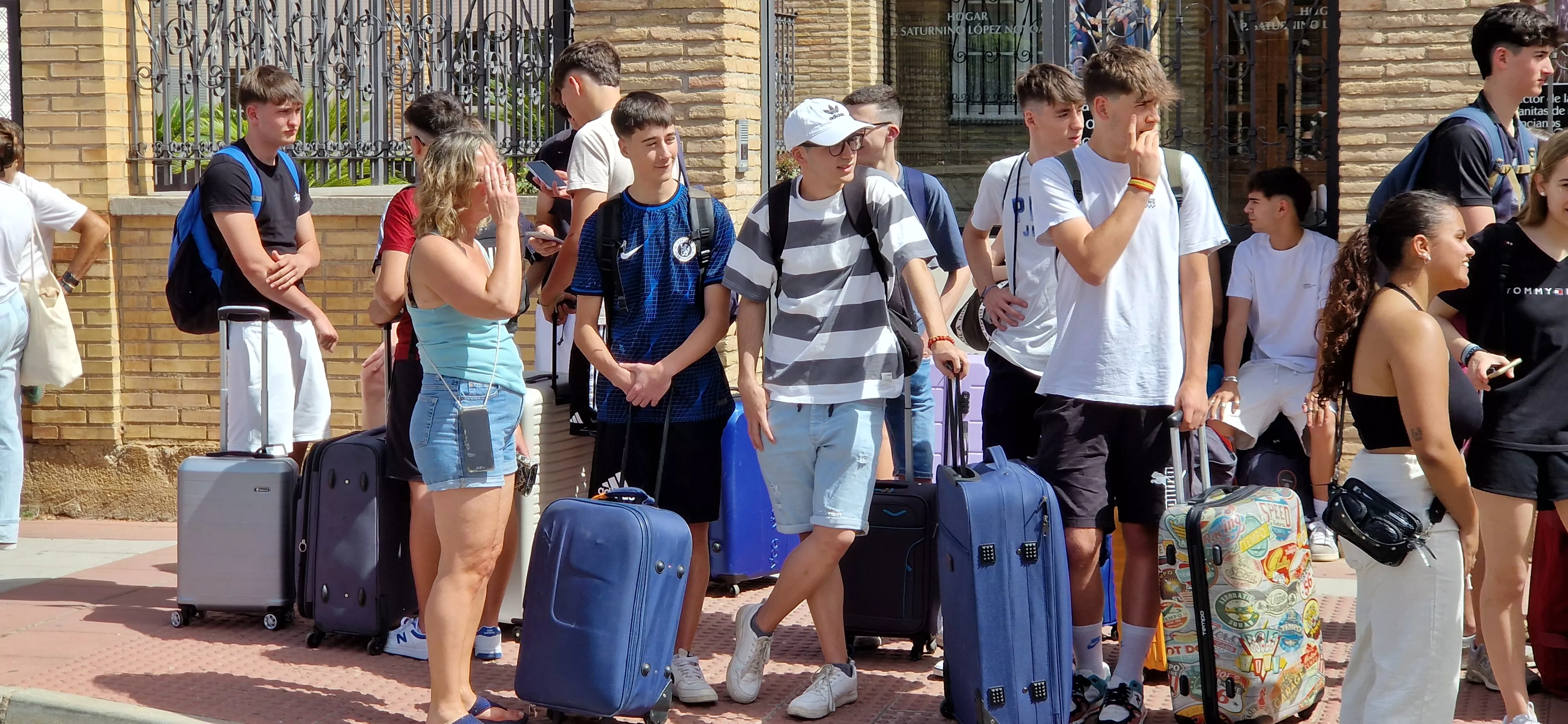 Estudiantes oscenses, se van a Salou tras los exámenes de la Evau. Foto Myriam Martínez 