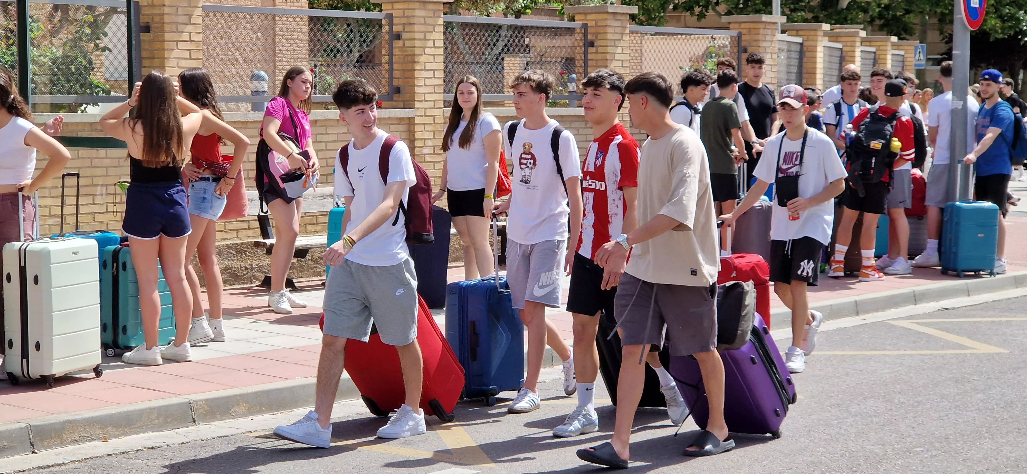 Estudiantes oscenses, se van a Salou tras los exámenes de la Evau. Foto Myriam Martínez 