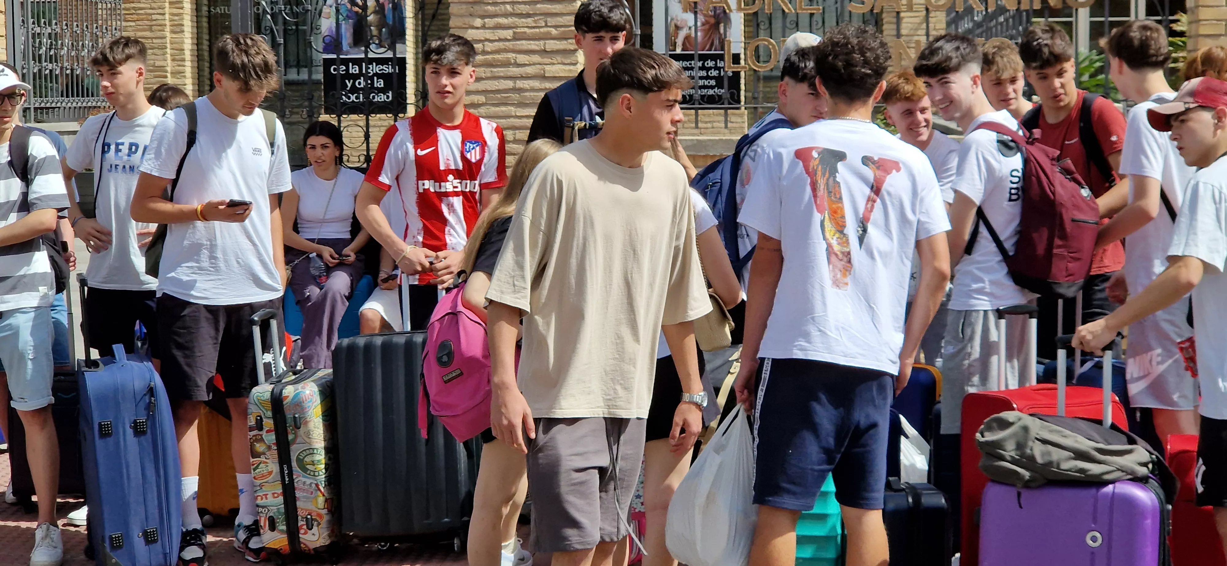 Estudiantes oscenses, se van a Salou tras los exámenes de la Evau. Foto Myriam Martínez 