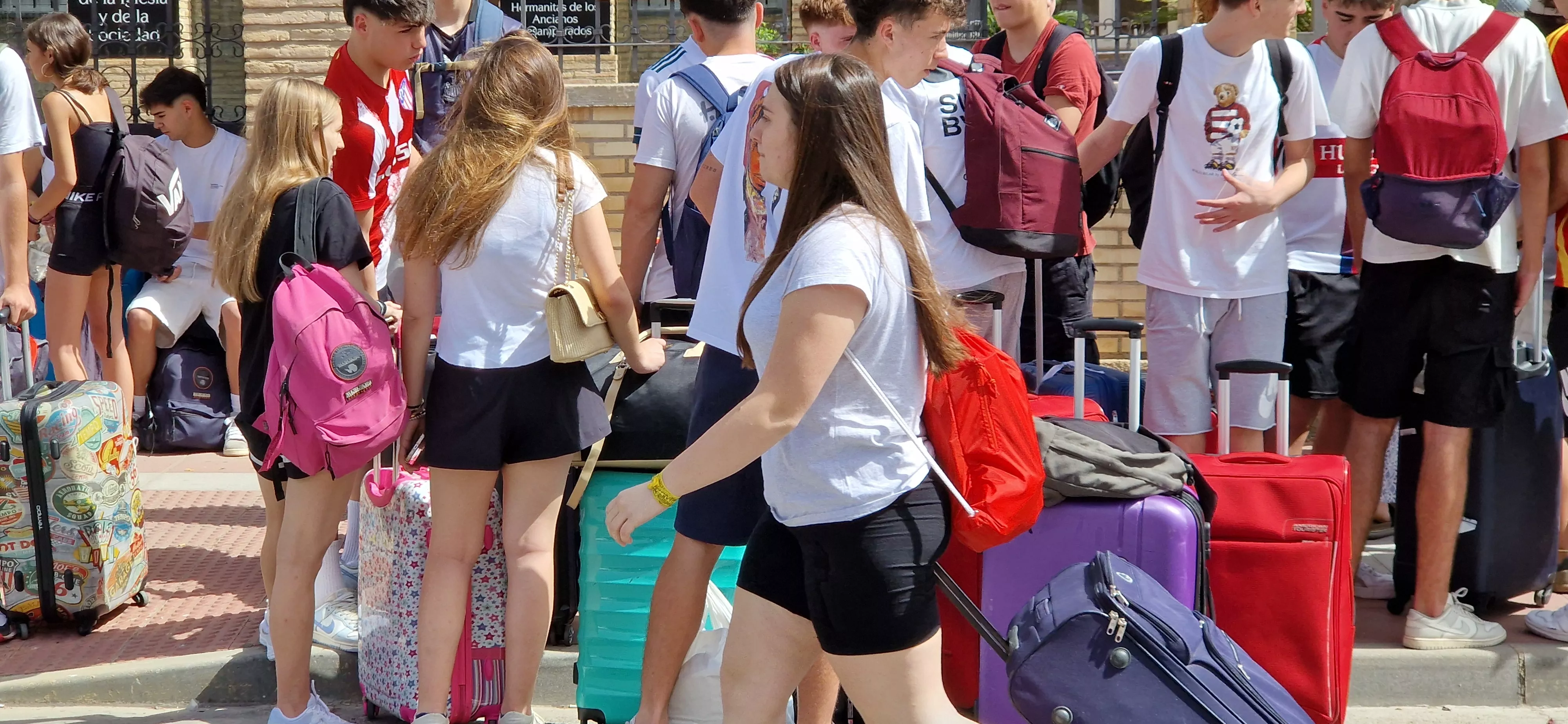 Estudiantes oscenses, se van a Salou tras los exámenes de la Evau. Foto Myriam Martínez 