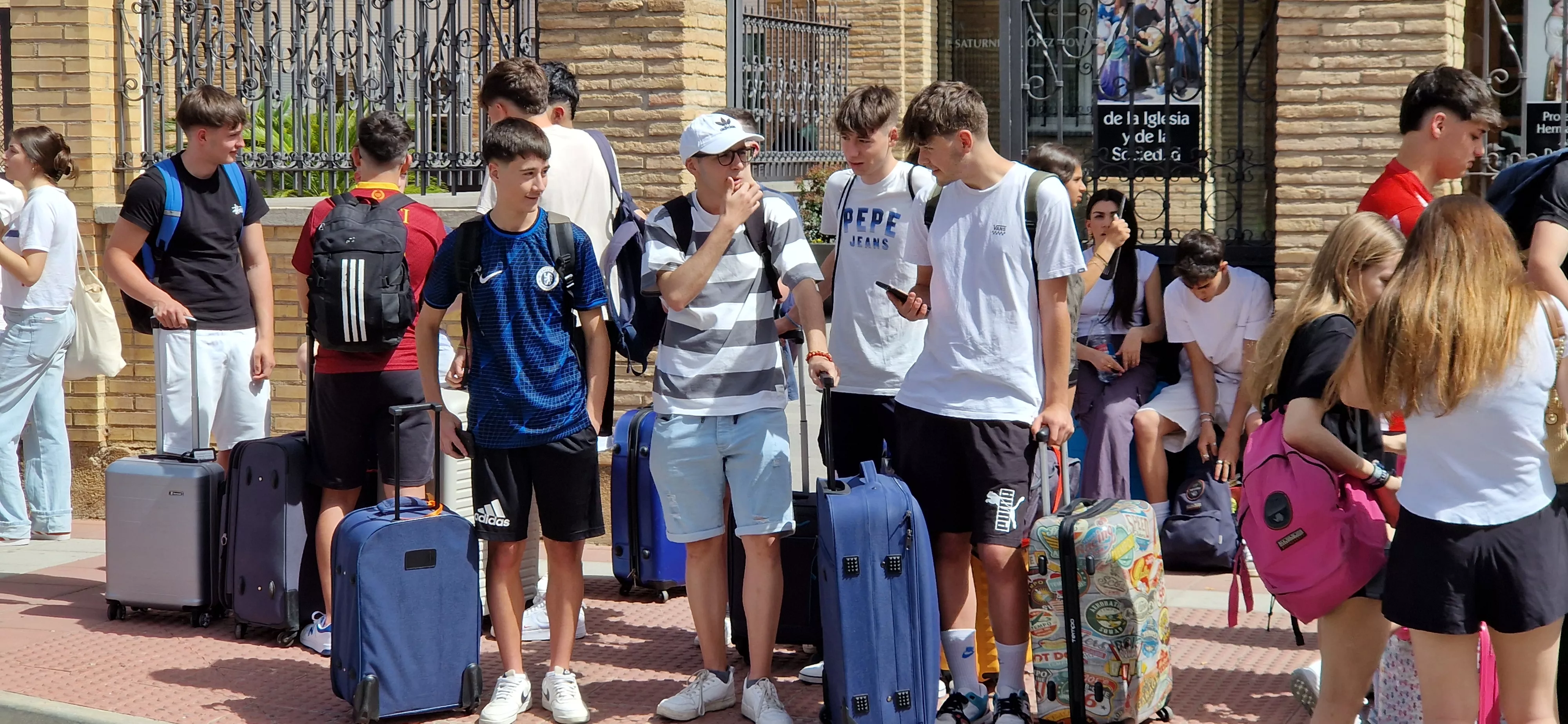 Estudiantes oscenses, se van a Salou tras los exámenes de la Evau. Foto Myriam Martínez 