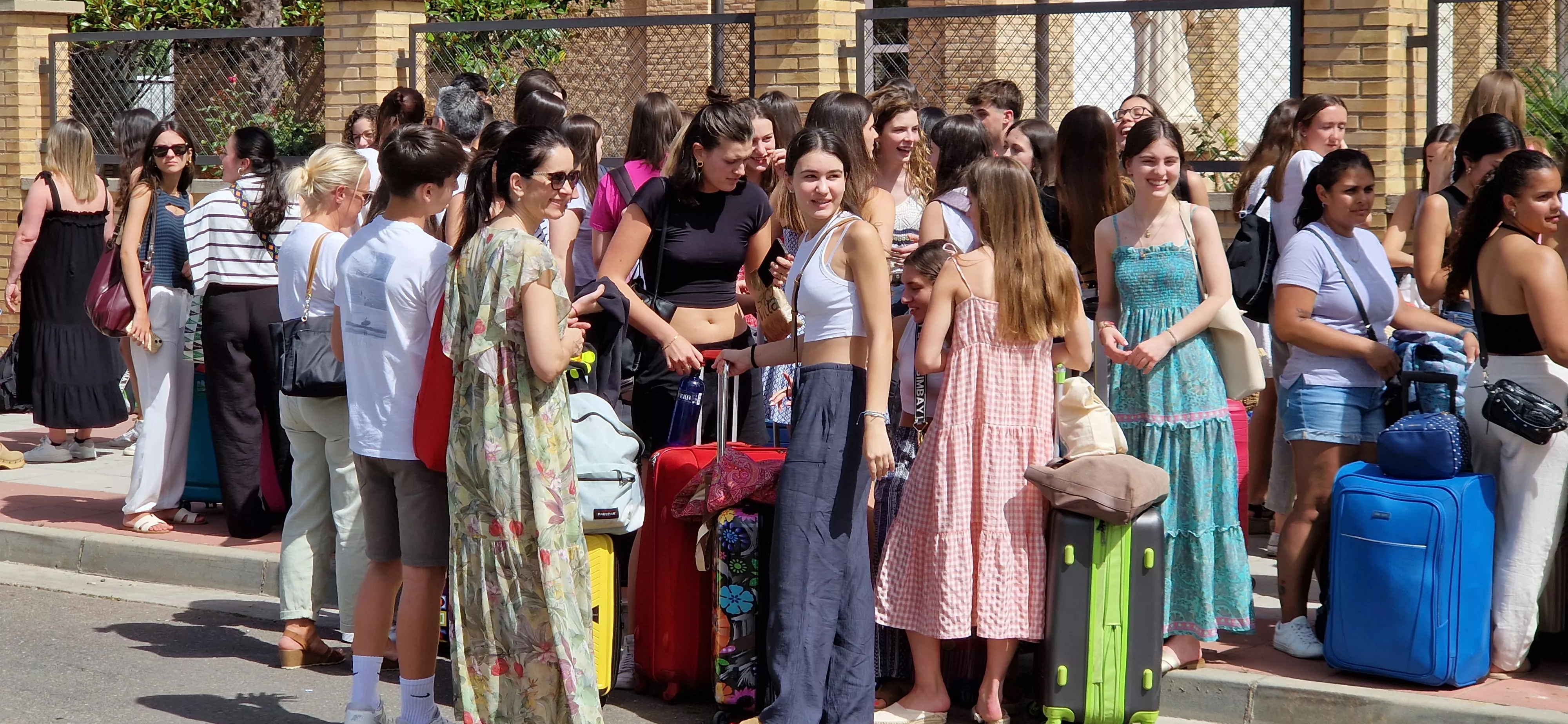 Estudiantes oscenses, se van a Salou tras los exámenes de la Evau. Foto Myriam Martínez 