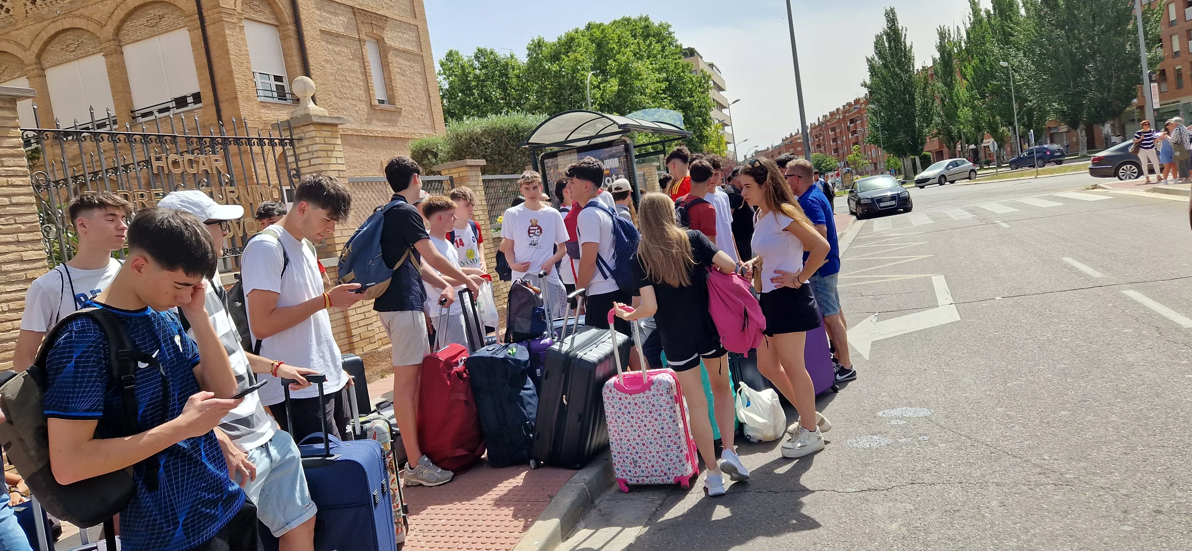 Estudiantes oscenses, se van a Salou tras los exámenes de la Evau. Foto Myriam Martínez 