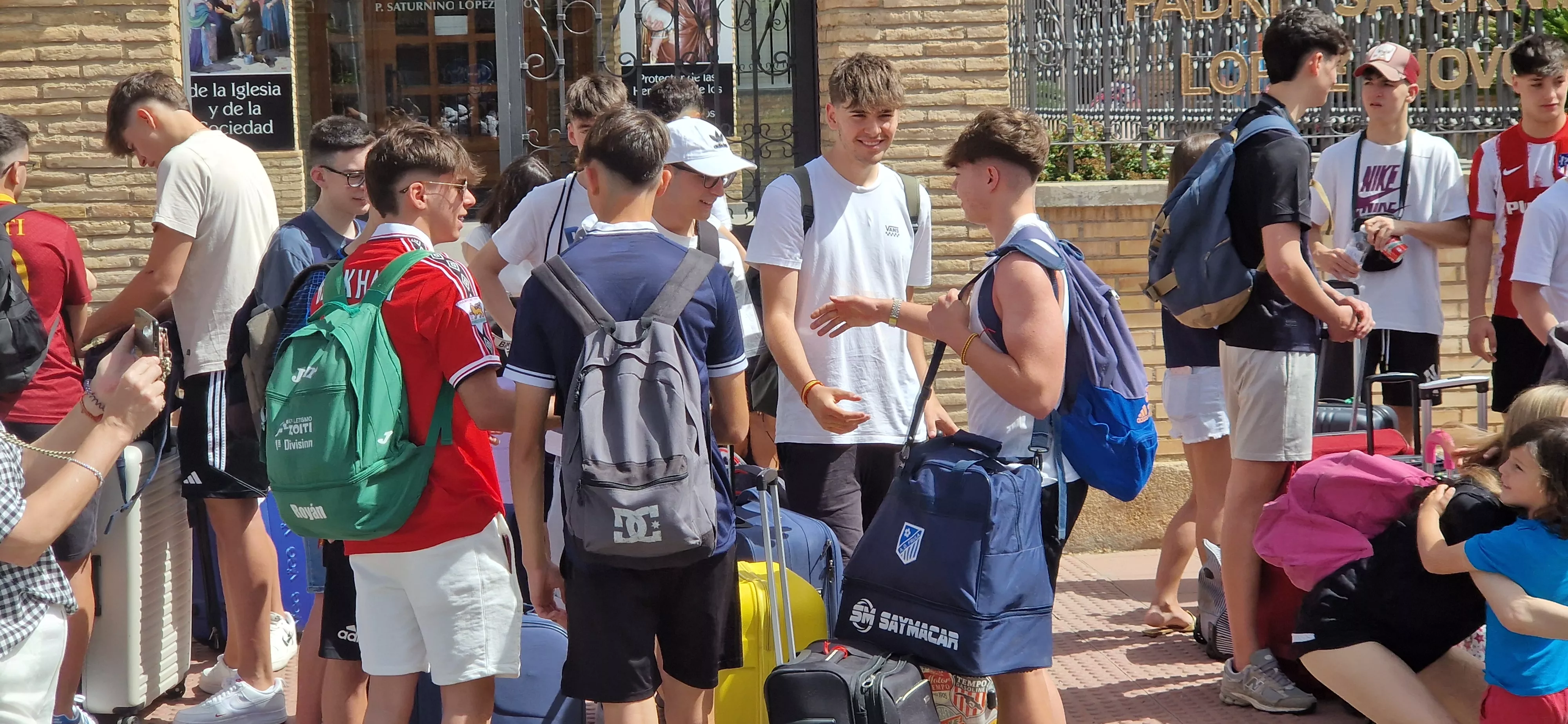 Estudiantes oscenses, se van a Salou tras los exámenes de la Evau. Foto Myriam Martínez 