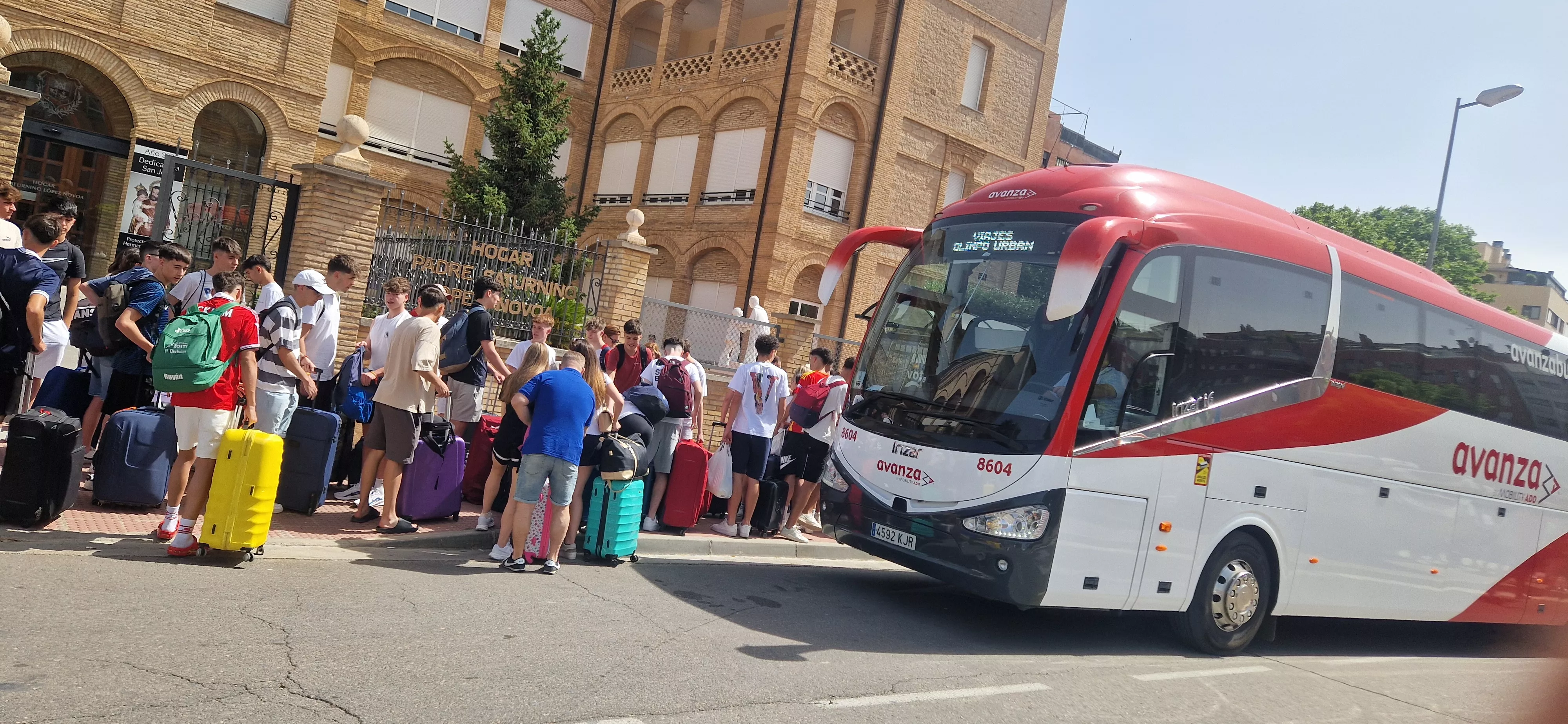 Estudiantes oscenses, se van a Salou tras los exámenes de la Evau. Foto Myriam Martínez 