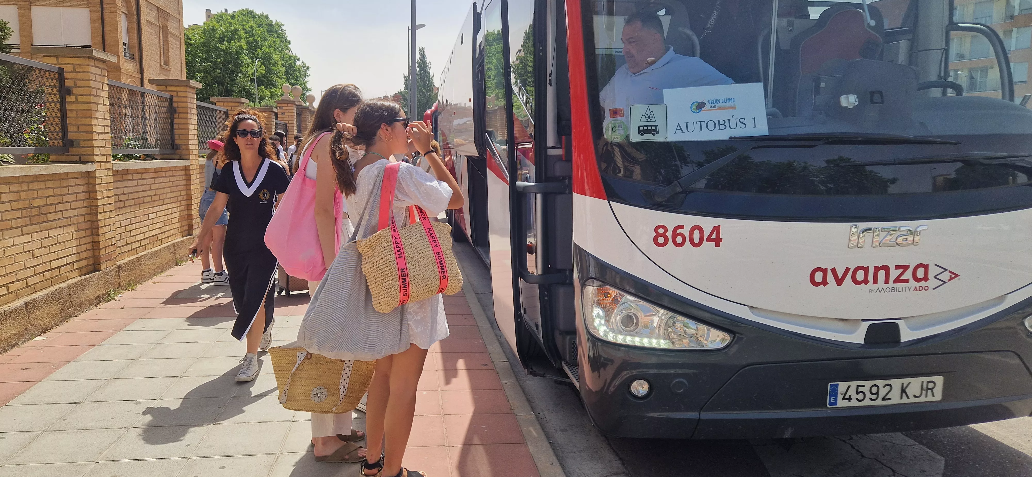 Estudiantes oscenses, se van a Salou tras los exámenes de la Evau. Foto Myriam Martínez 
