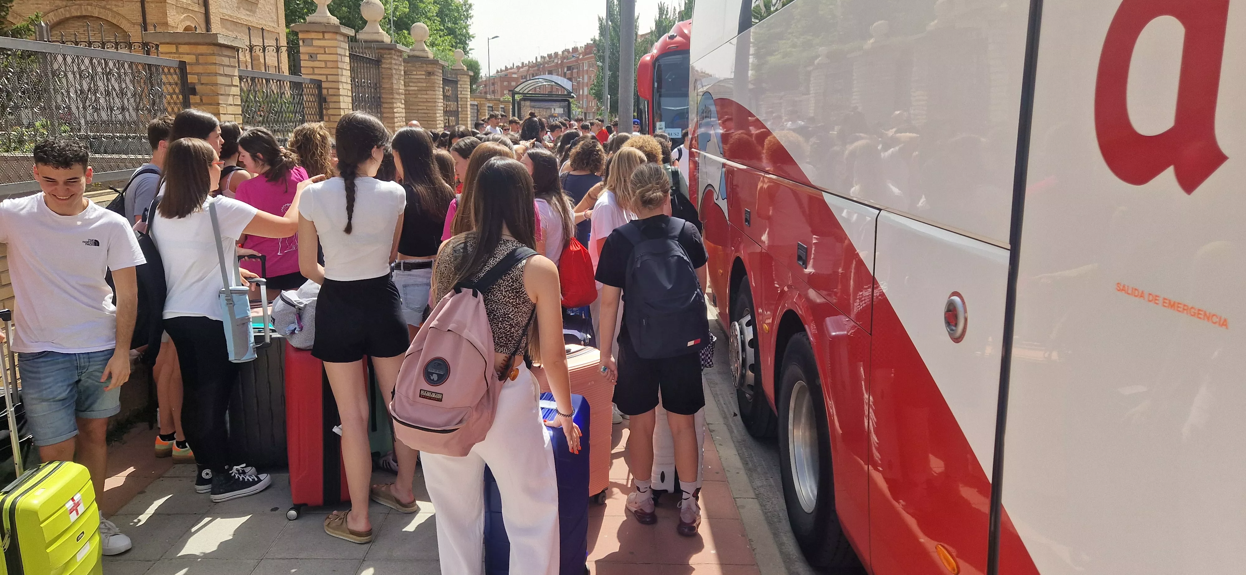 Estudiantes oscenses, se van a Salou tras los exámenes de la Evau. Foto Myriam Martínez 
