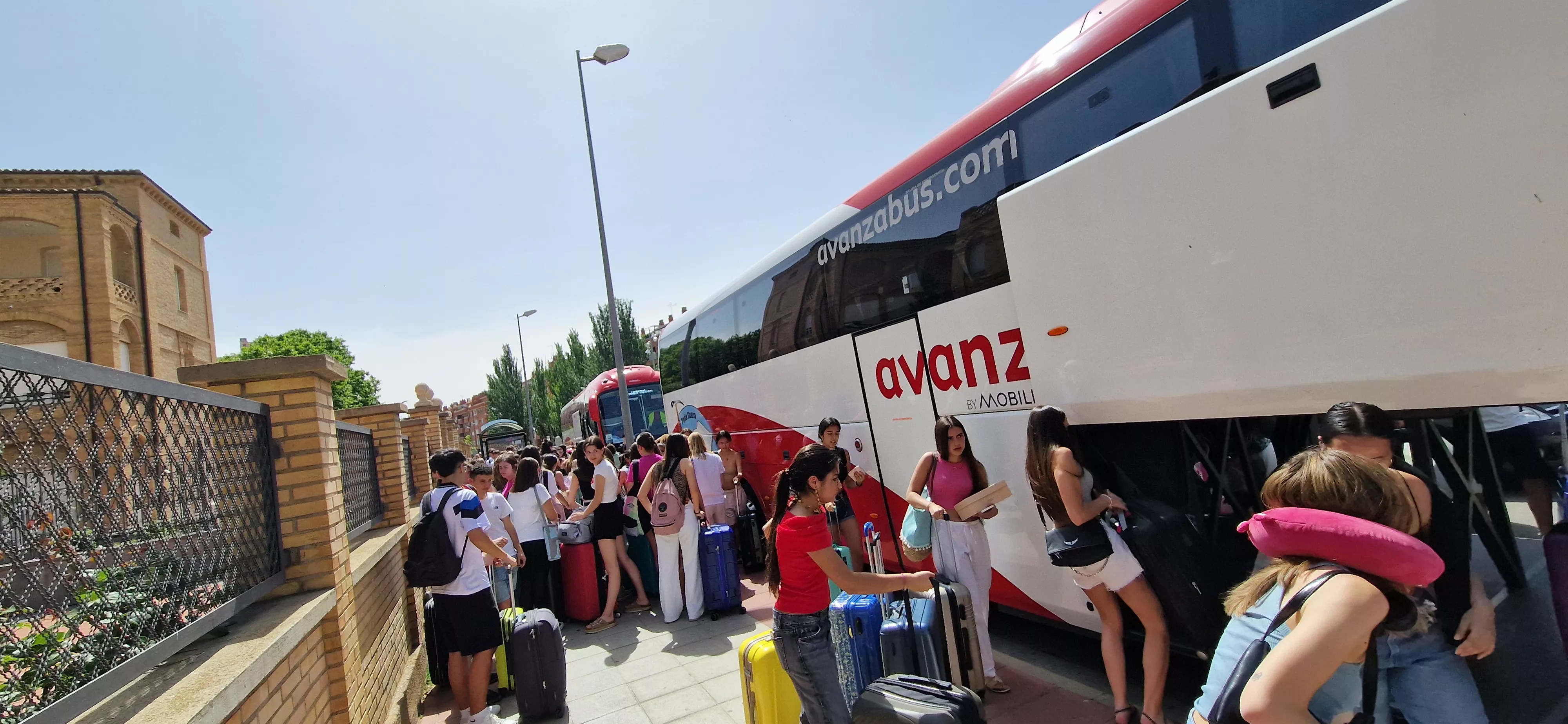 Estudiantes oscenses, se van a Salou tras los exámenes de la Evau. Foto Myriam Martínez 