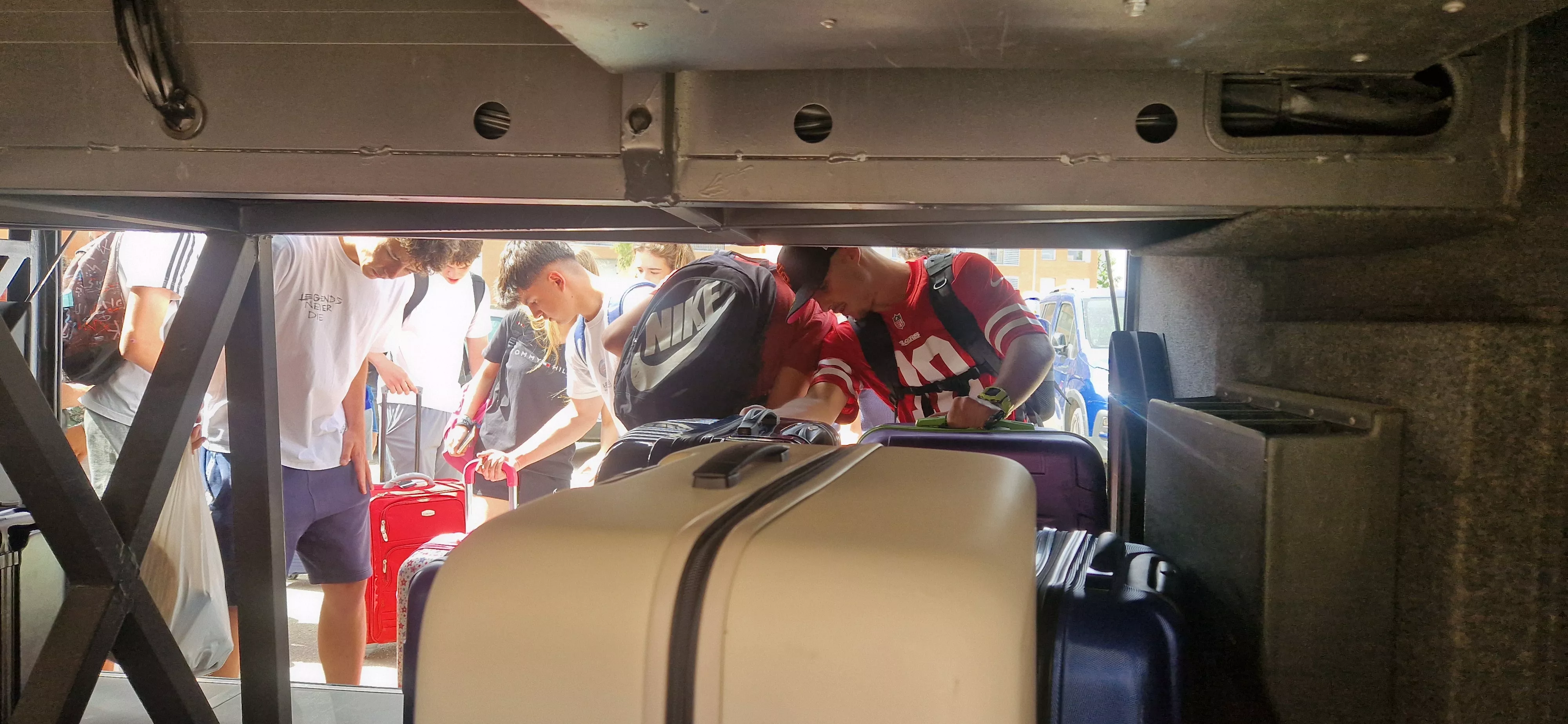 Estudiantes oscenses, se van a Salou tras los exámenes de la Evau. Foto Myriam Martínez 