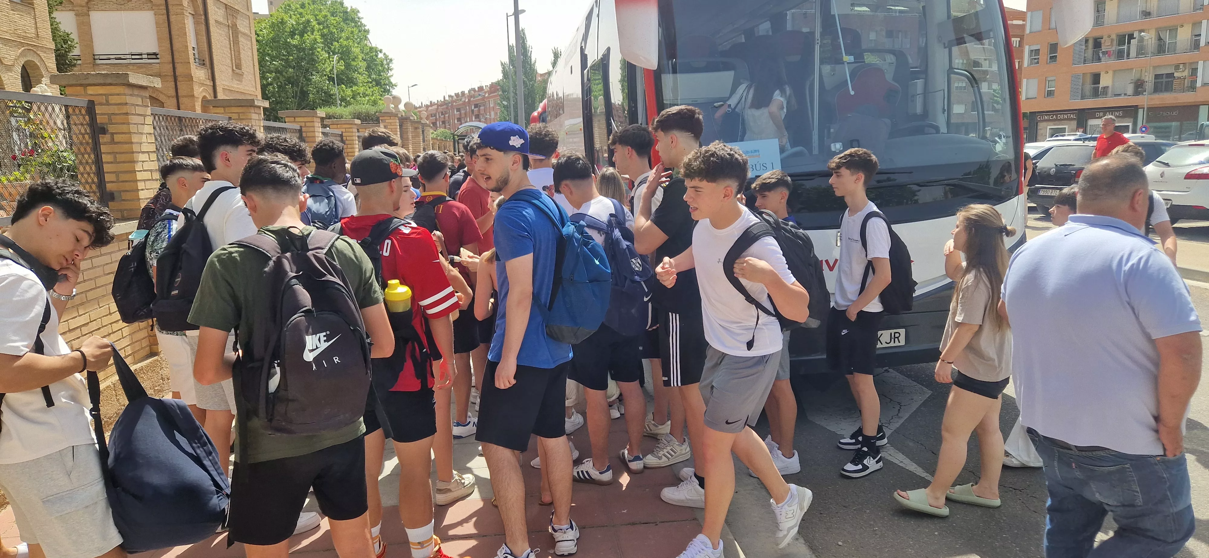 Estudiantes oscenses, se van a Salou tras los exámenes de la Evau. Foto Myriam Martínez 