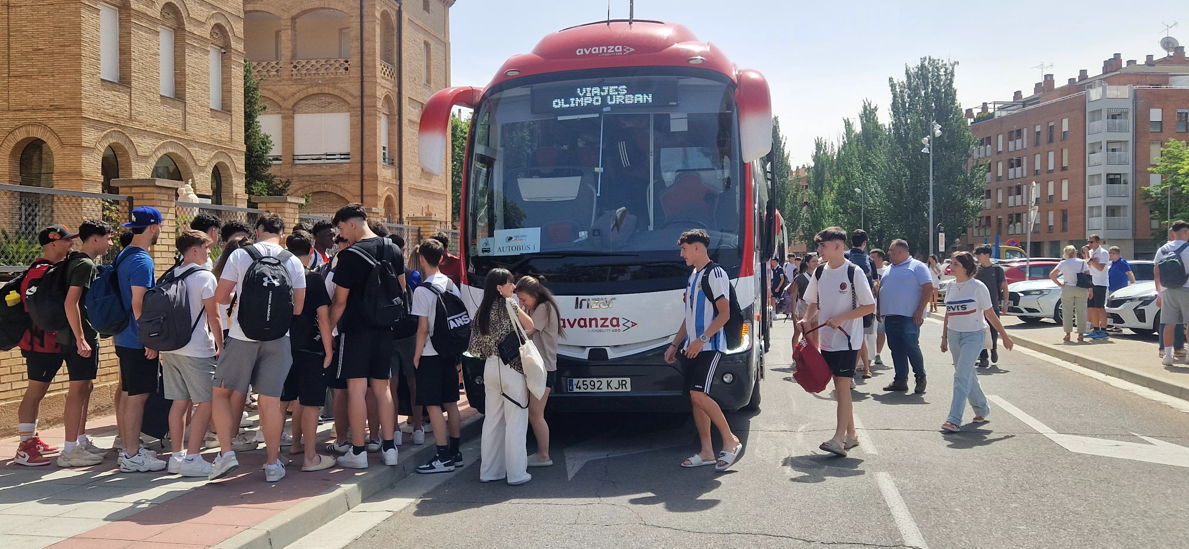 Estudiantes oscenses, se van a Salou tras los exámenes de la Evau. Foto Myriam Martínez 
