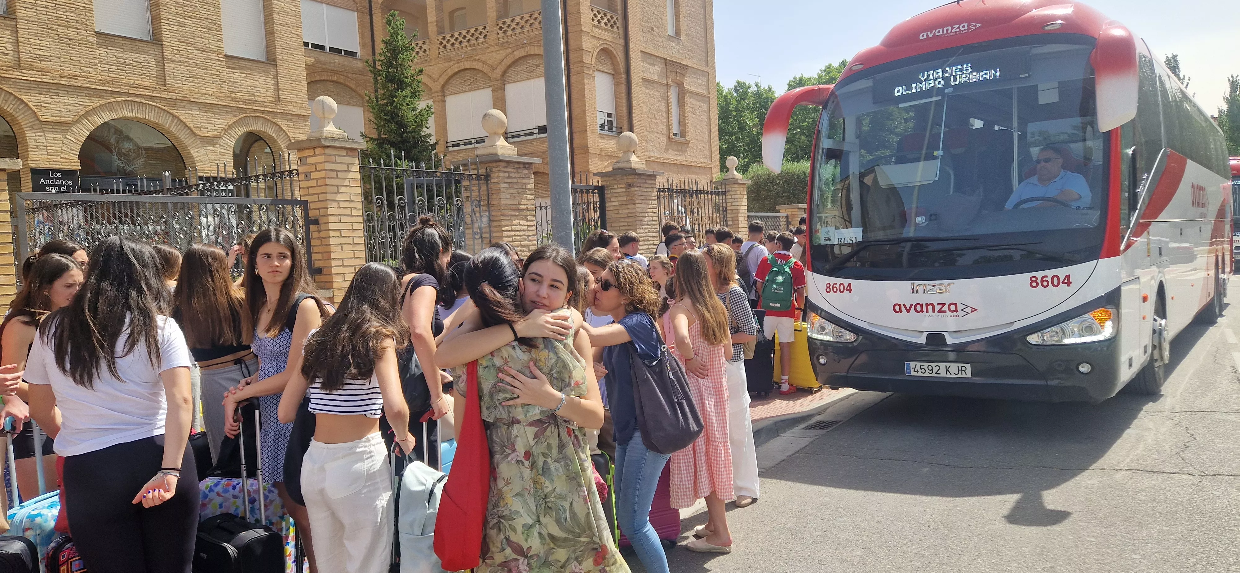 Estudiantes oscenses, se van a Salou tras los exámenes de la Evau. Foto Myriam Martínez 