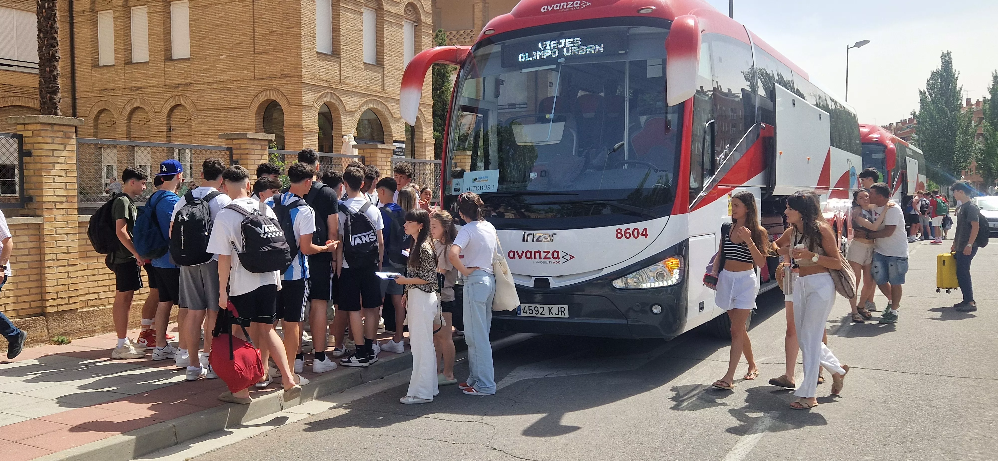 Estudiantes oscenses, se van a Salou tras los exámenes de la Evau. Foto Myriam Martínez 