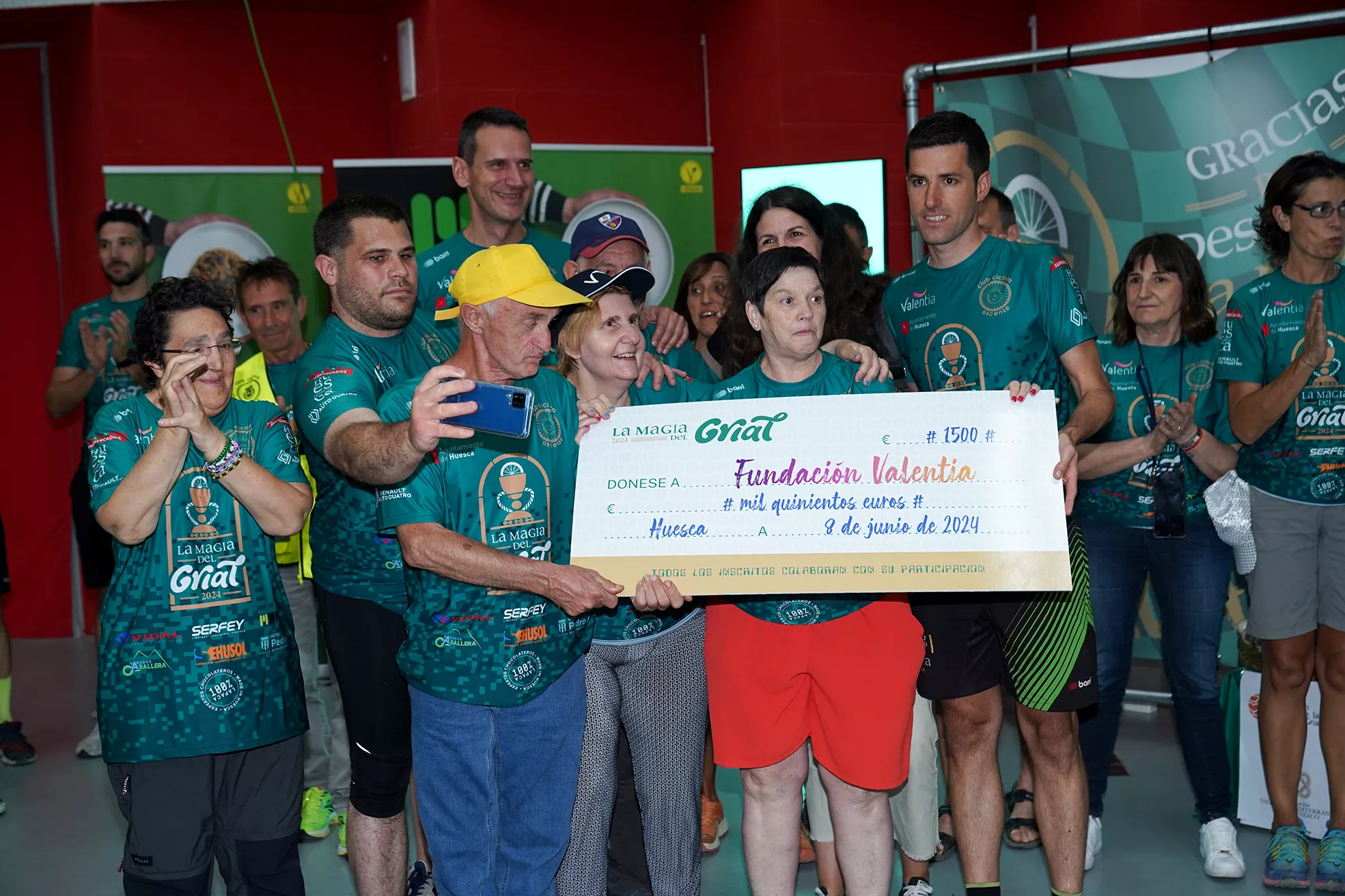 Entrega del cheque solidario de 1.500 euros a Valentia.