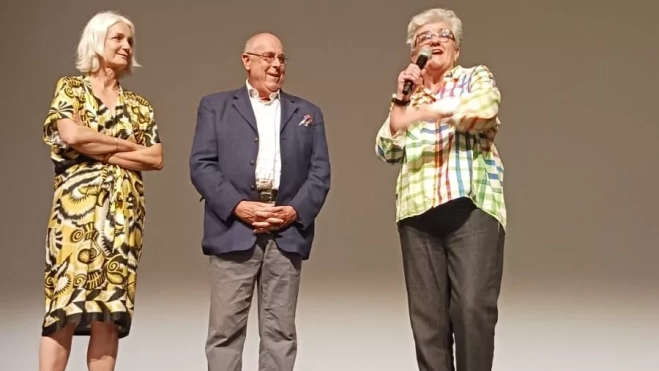 Beatriz López, con el micrófono, acompañada por la directora del teatro y el concejal de Cultura del Ayuntamiento de Tarbes. Beatriz López, con el micrófono, acompañada por la directora del teatro y el concejal de Cultura del Ayuntamiento de Tarbes.
