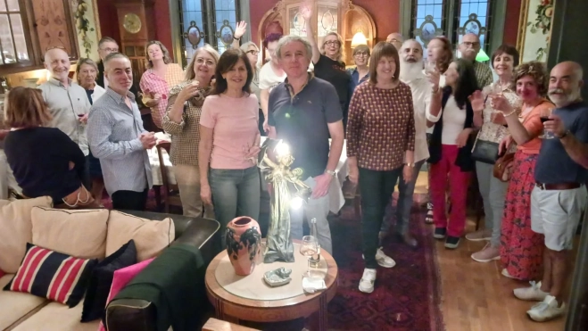 Tras la proyección les habían preparado una fiesta. Tras la proyección les habían preparado una fiesta.