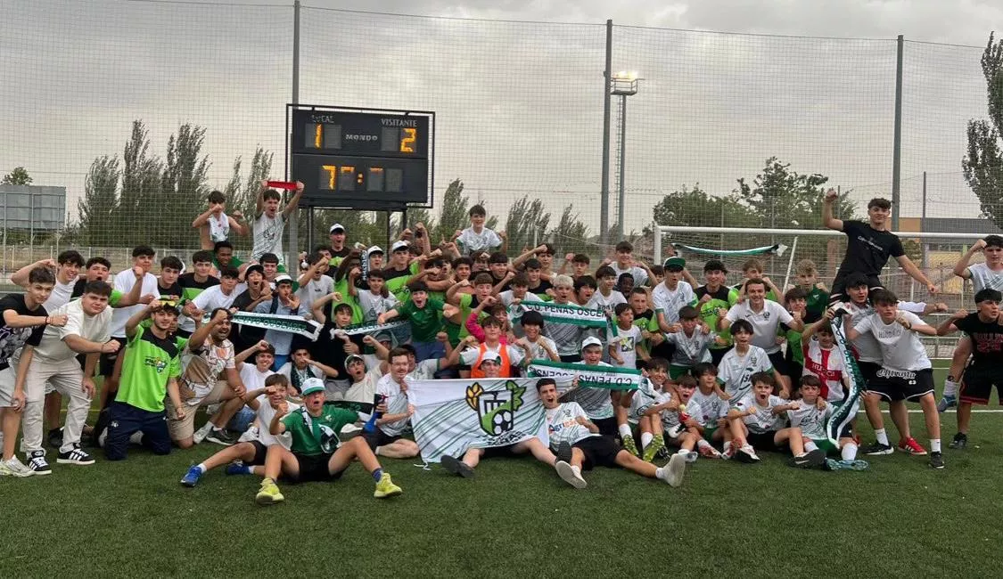 Jugadores y aficionados del Peñas Oscenses celebran en el campo del API el ascenso.