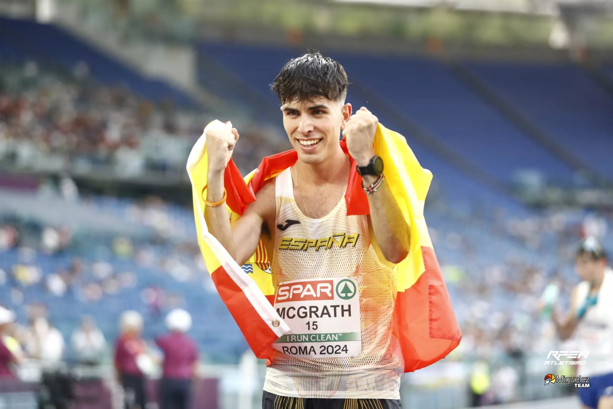 McGrath con la bandera de España tras ser subcampeón en Roma. Foto RFEA