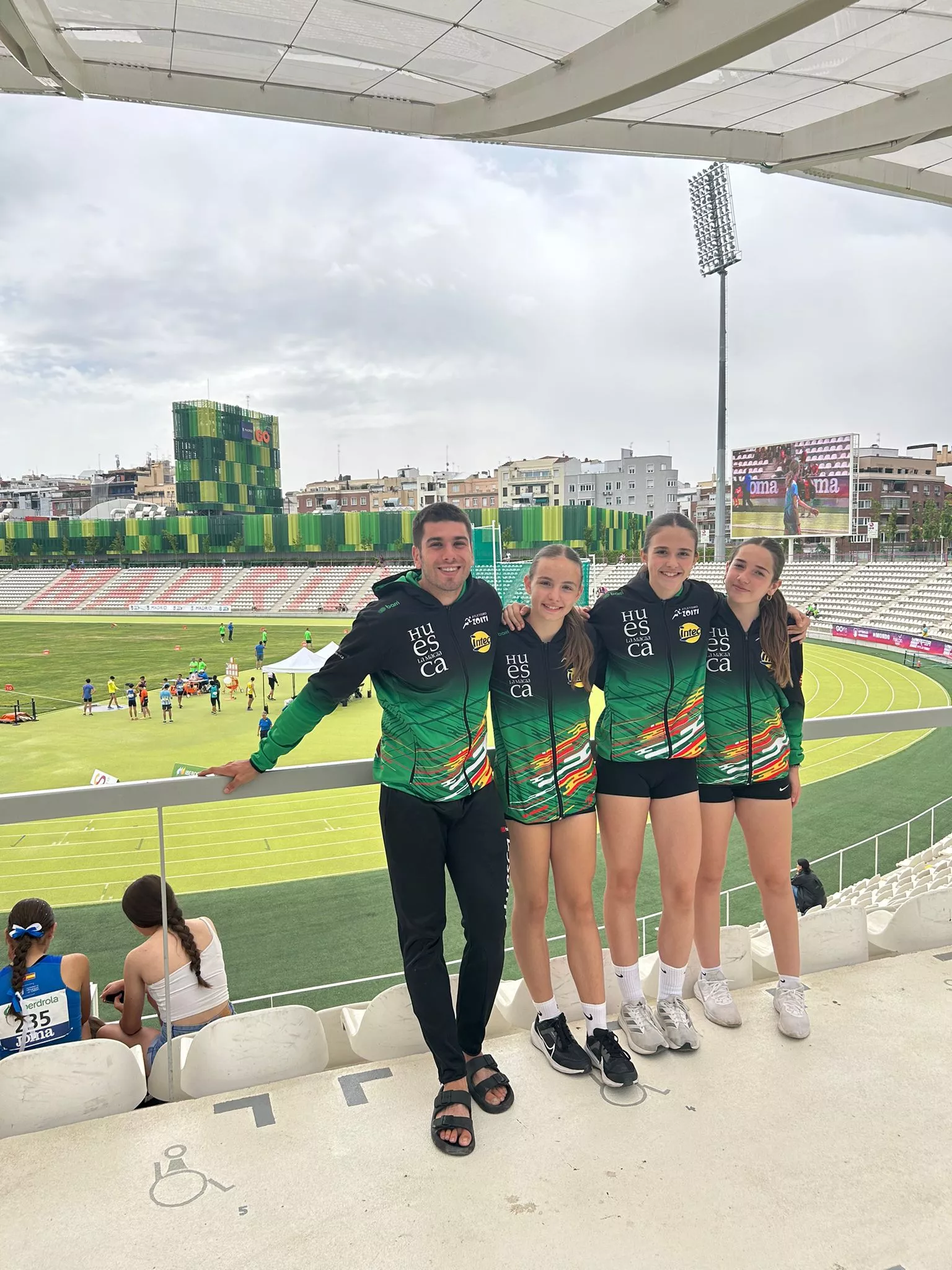 Lorien Lafontana con las tres atletas de Intec-Zoiti en el Campeonato de España Sub-14.