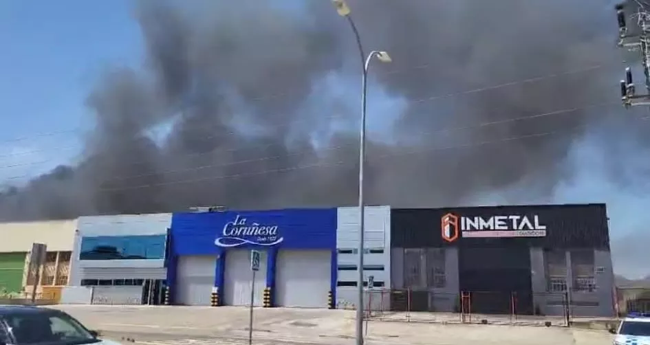  Incendio declarado en el Polígono Monzú de Huesca. Foto Javier García Antón