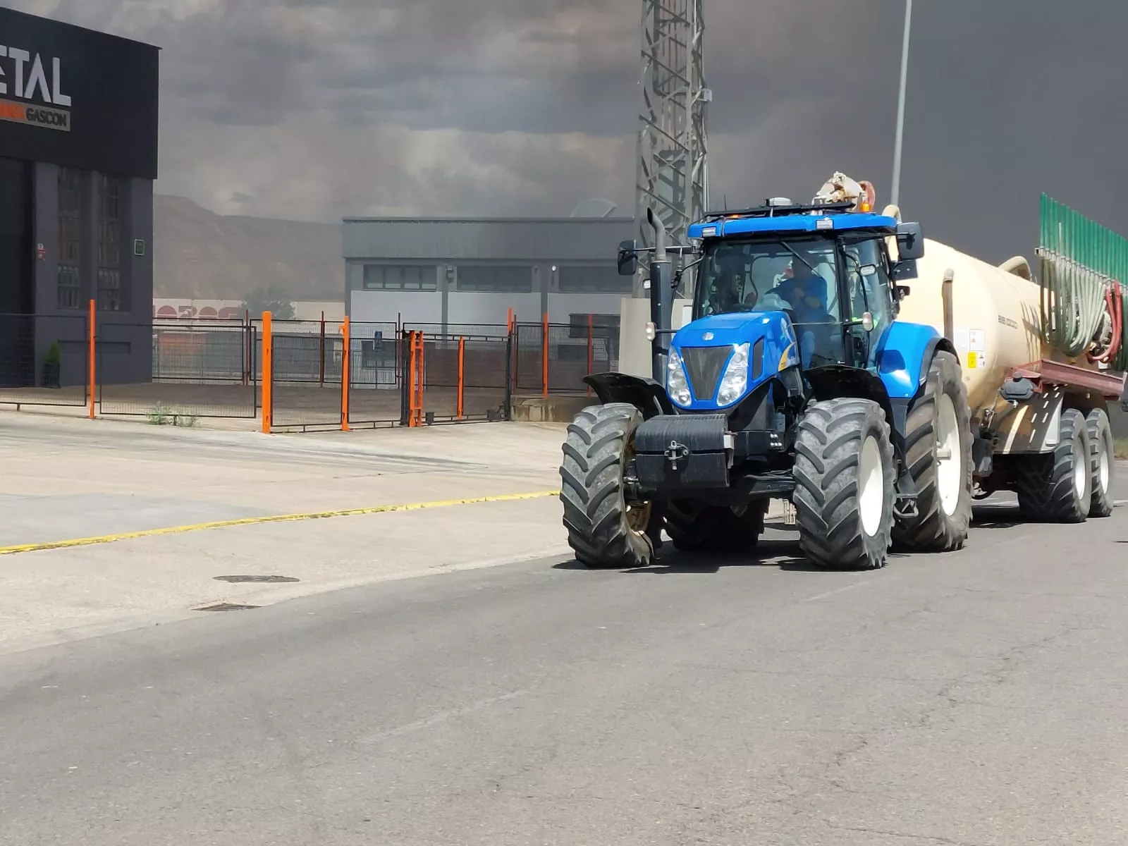  Incendio declarado en el Polígono Monzú de Huesca. Foto Javier García Antón