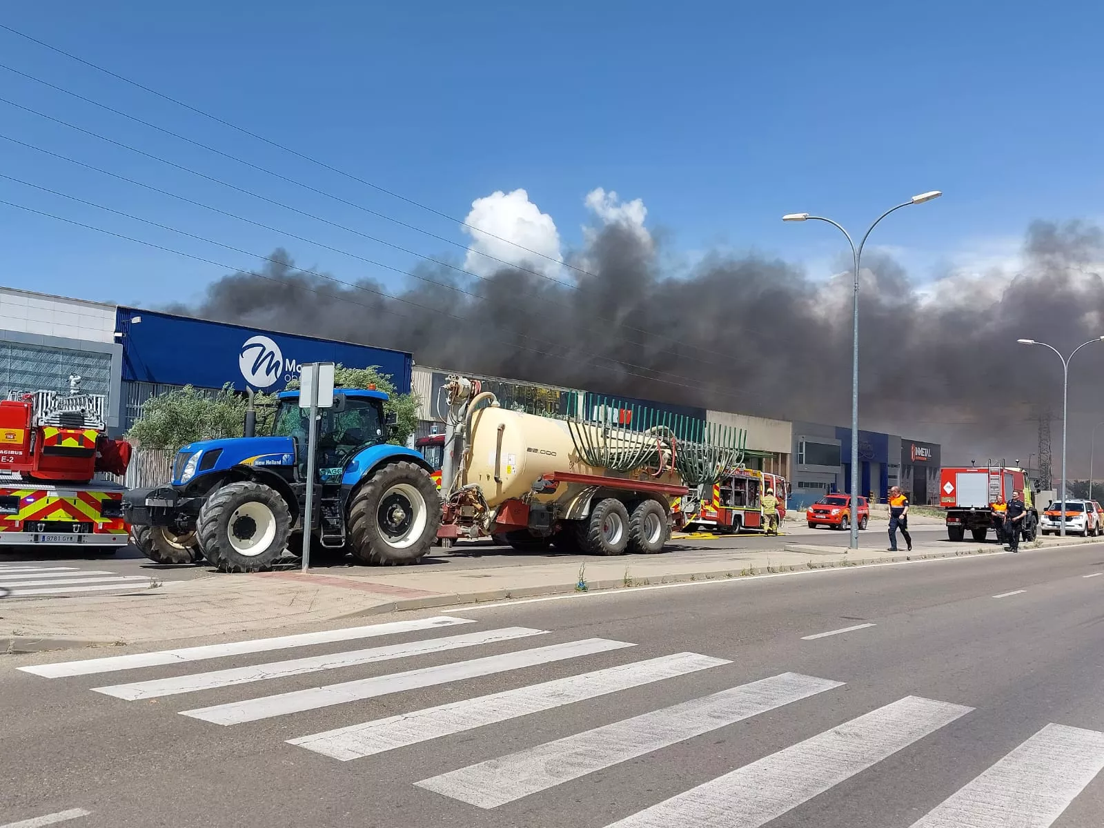 Gran incendio en el Polígono Monzú. Foto Javier García Antón
