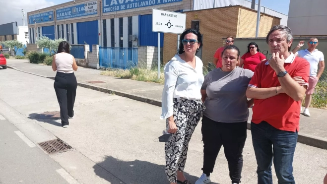 La alcaldesa, con la responsable de Mascún Obra Civil. Sus caras reflejan la preocupación. La alcaldesa, con la responsable de Mascún Obra Civil. Sus caras reflejan la preocupación.