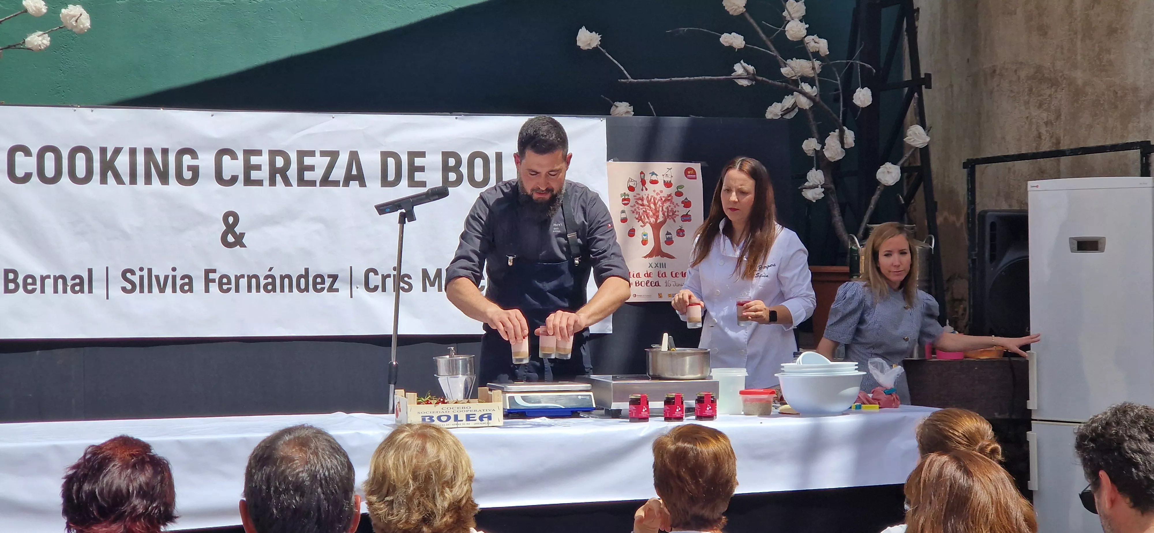 Raúl Bernal ha elaborado el postre "Bolea", con cerezas y chocolate, junto a Silvia Fernández y Cris Marco. Foto Myriam Martínez