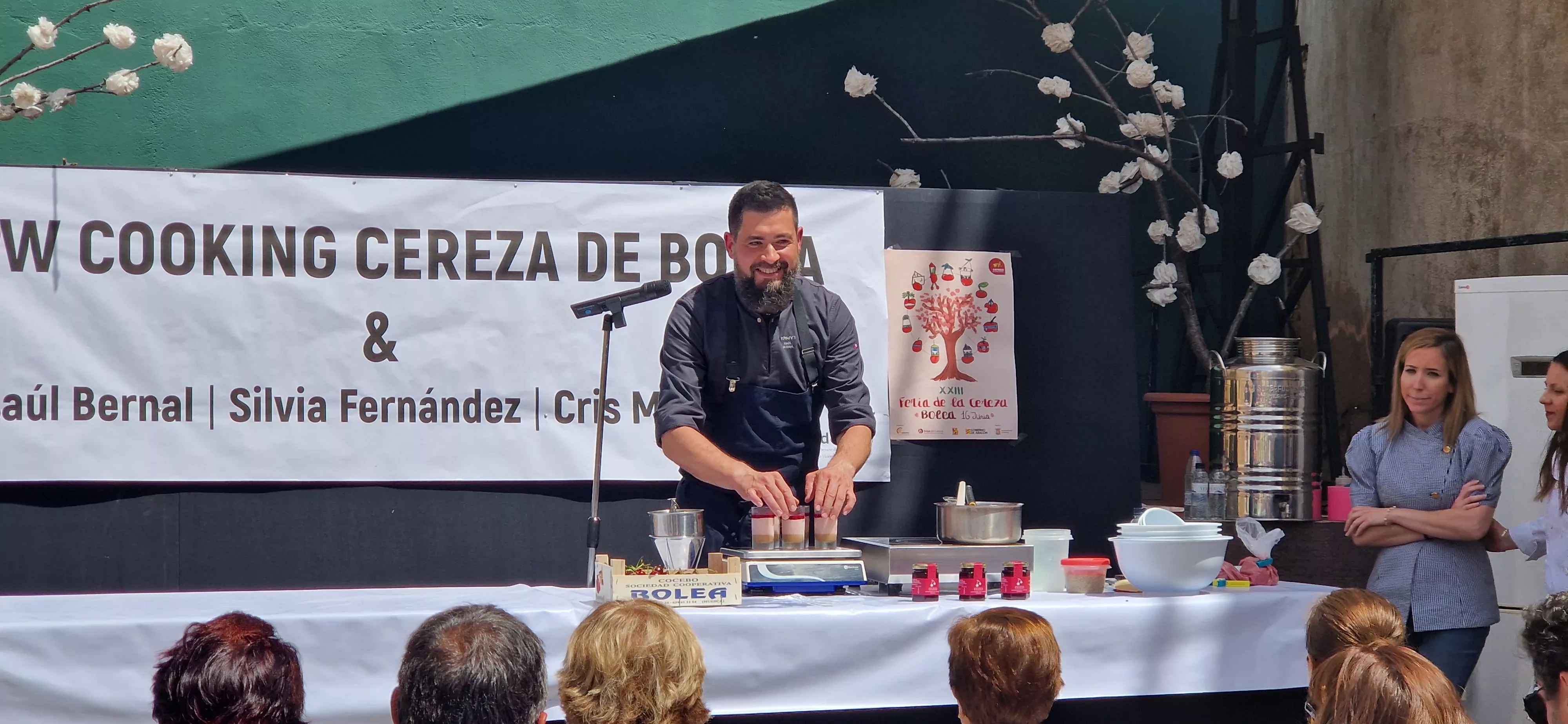 Raúl Bernal ha elaborado el postre "Bolea", con cerezas y chocolate. Foto Myriam Martínez