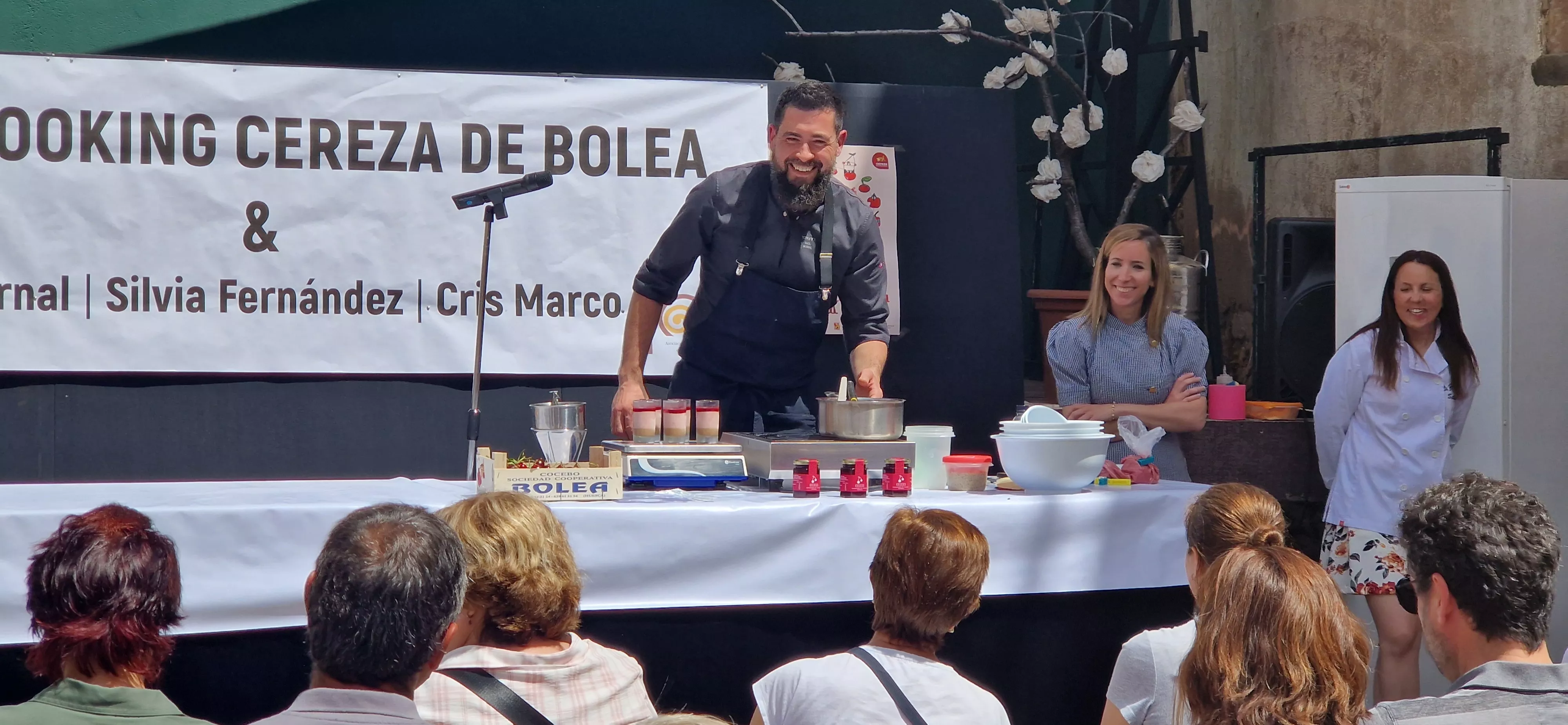 Raúl Bernal ha elaborado el postre "Bolea", con cerezas y chocolate. Foto Myriam Martínez
