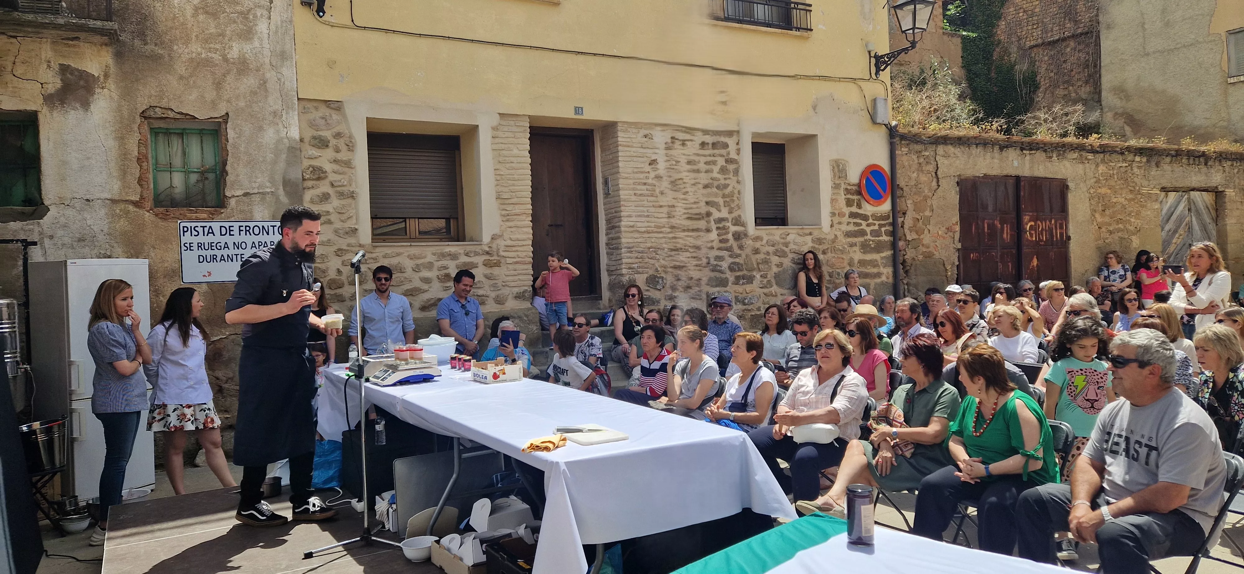 Raúl Bernal ha elaborado el postre "Bolea", con cerezas y chocolate. Foto Myriam Martínez
