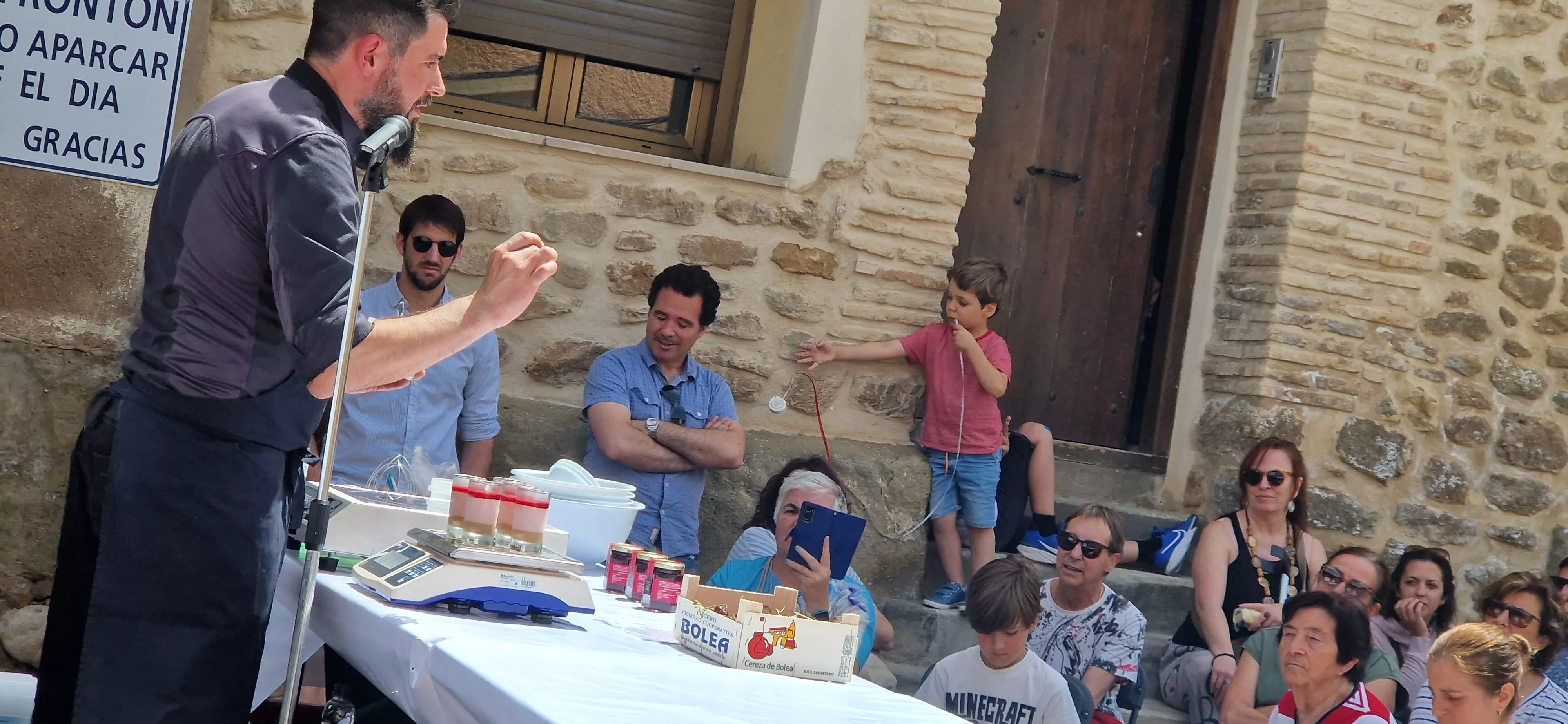 Raúl Bernal ha elaborado el postre "Bolea", con cerezas y chocolate. Foto Myriam Martínez
