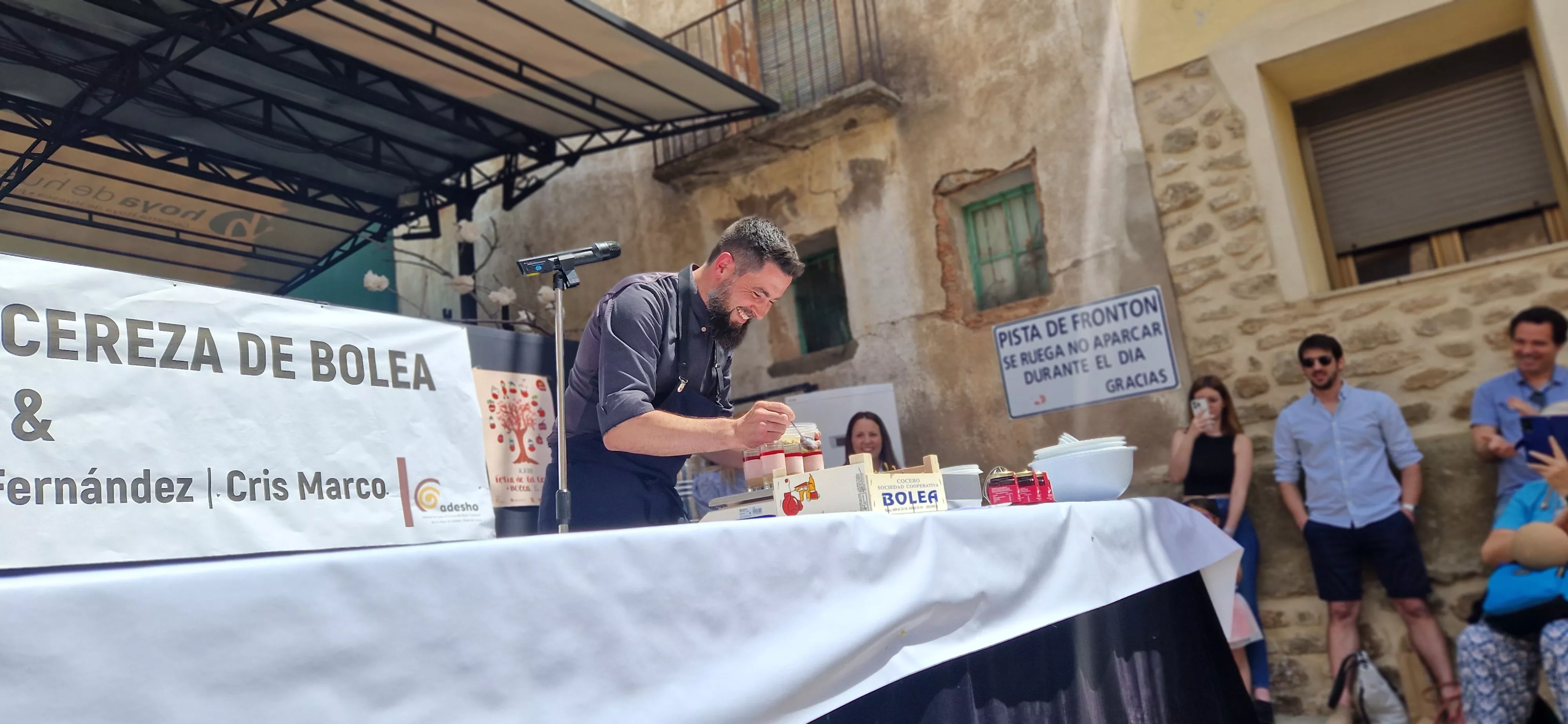 Raúl Bernal ha elaborado el postre "Bolea", con cerezas y chocolate. Foto Myriam Martínez