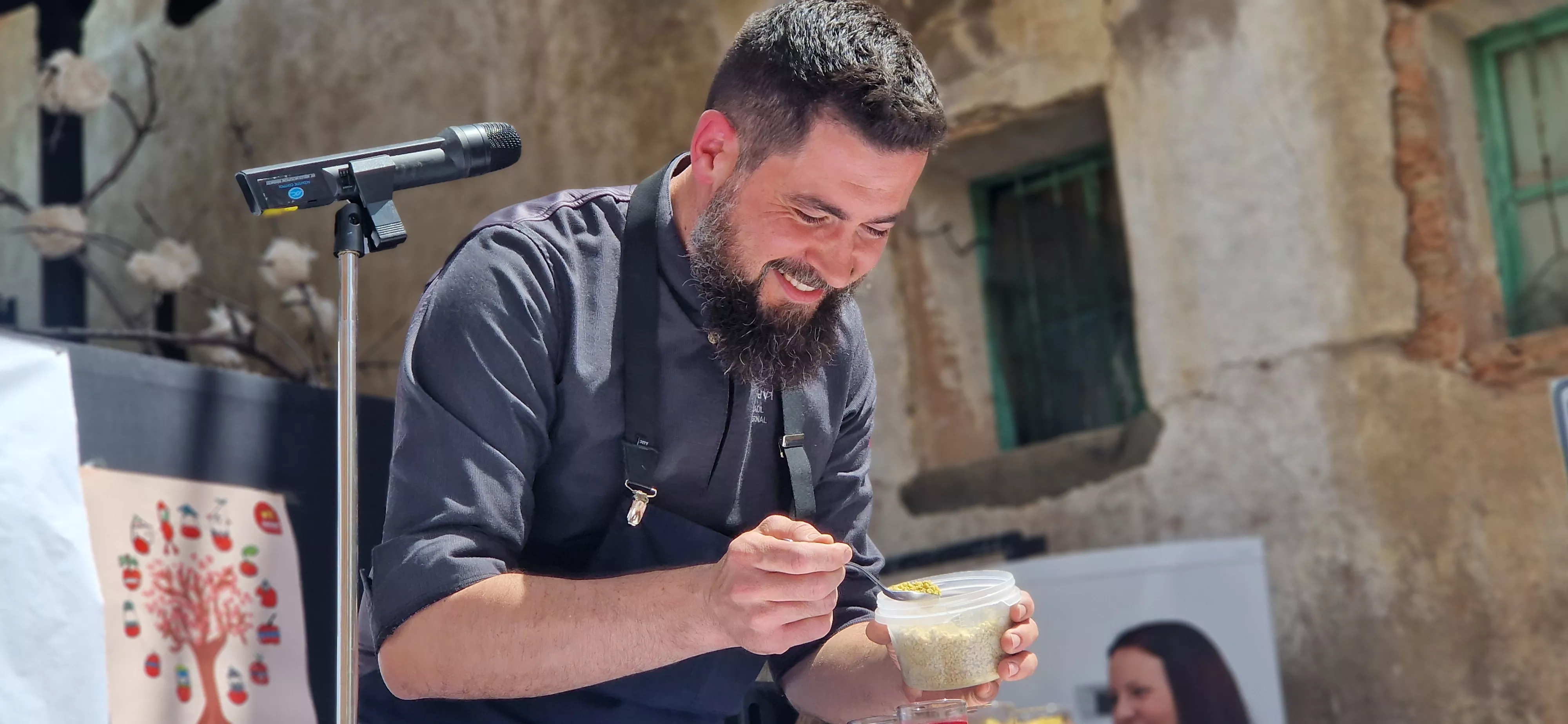 Raúl Bernal ha elaborado el postre "Bolea", con cerezas y chocolate. Foto Myriam Martínez