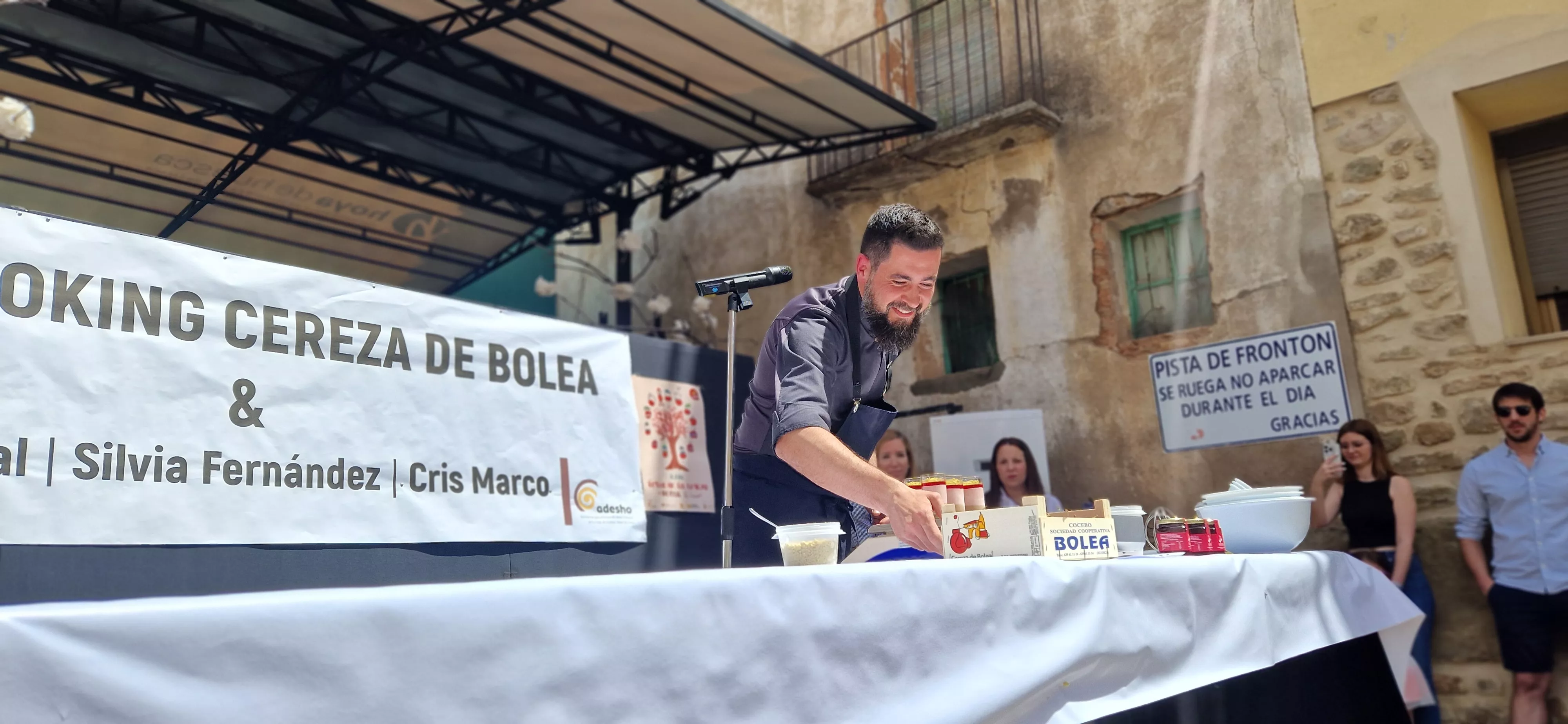 Raúl Bernal ha elaborado el postre "Bolea", con cerezas y chocolate. Foto Myriam Martínez