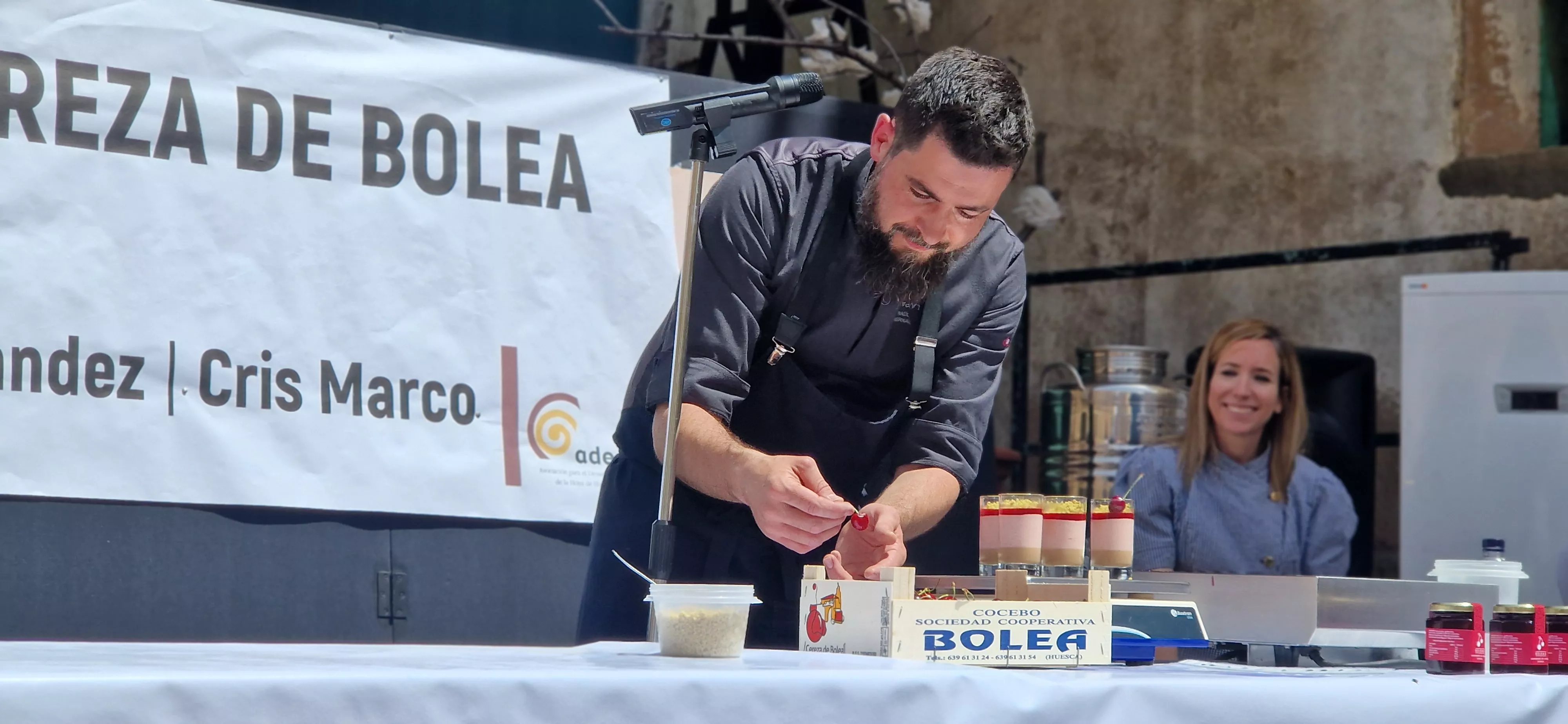 Raúl Bernal ha elaborado el postre "Bolea", con cerezas y chocolate. Foto Myriam Martínez