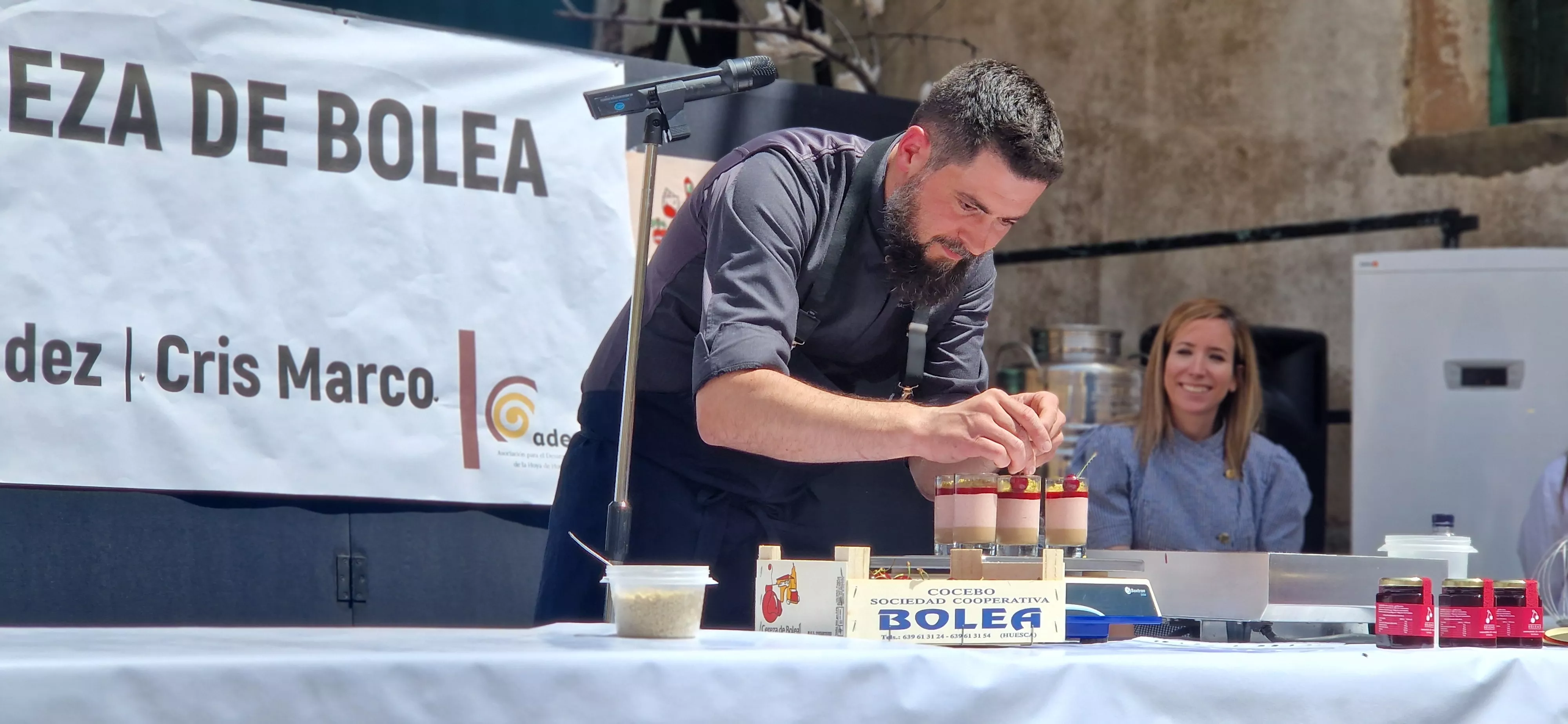 Raúl Bernal ha elaborado el postre "Bolea", con cerezas y chocolate. Foto Myriam Martínez