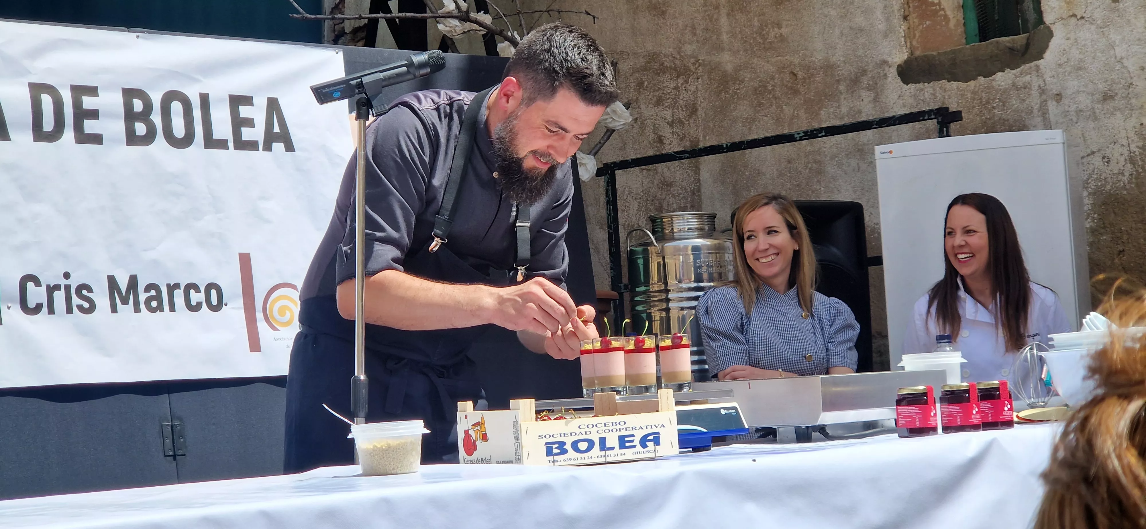 Raúl Bernal ha elaborado el postre "Bolea", con cerezas y chocolate. Foto Myriam Martínez