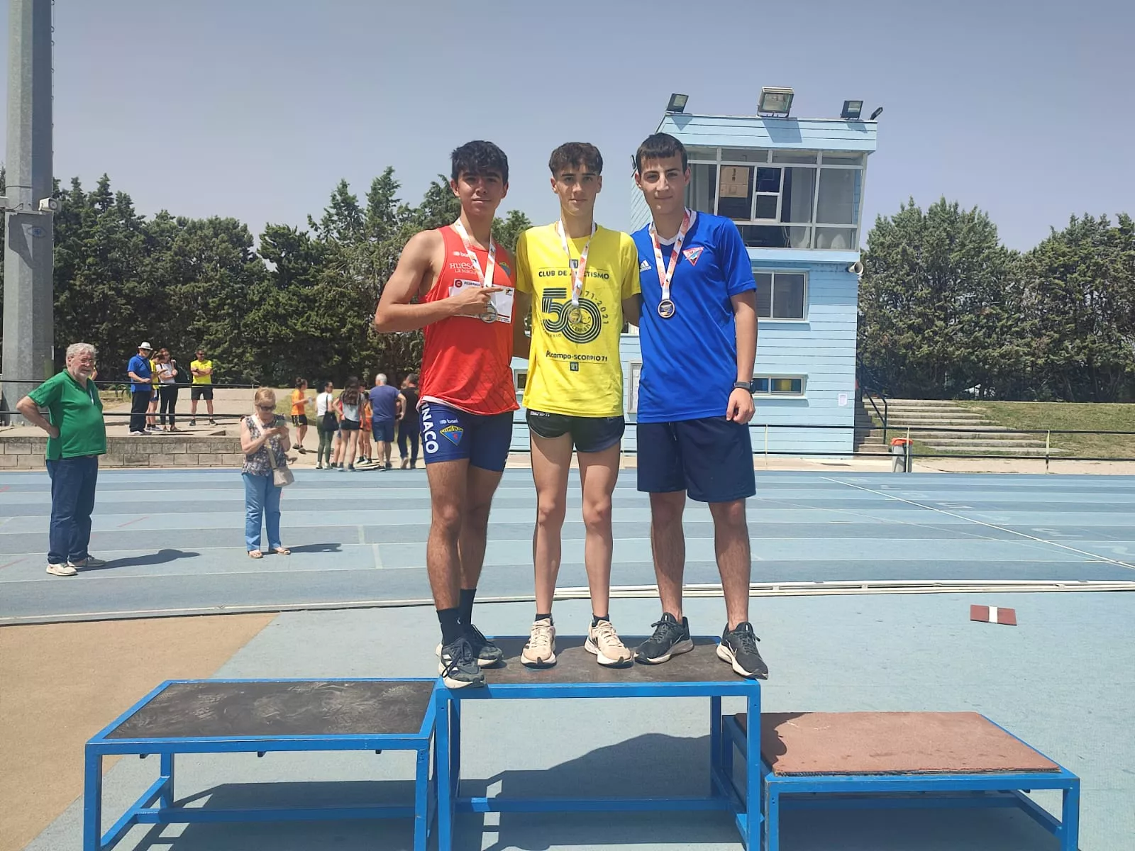 Podio 2000 obstáculos masculino