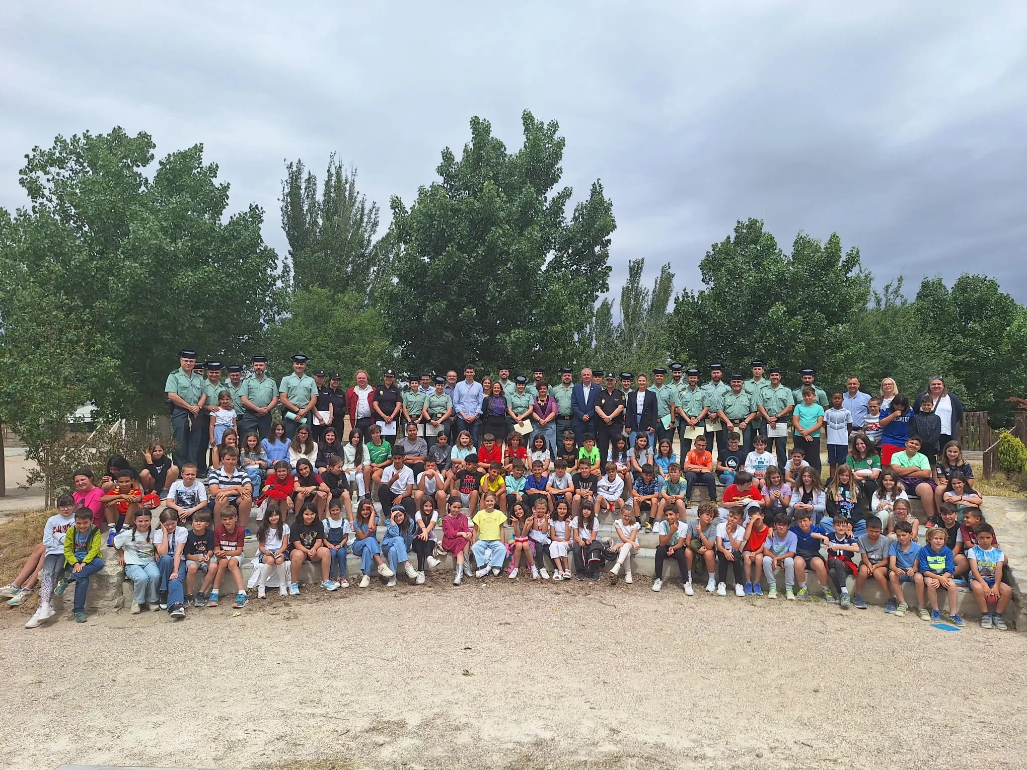 Foto de familia del acto del Plan para la Convivencia y la Seguridad Escolar en Almudévar.