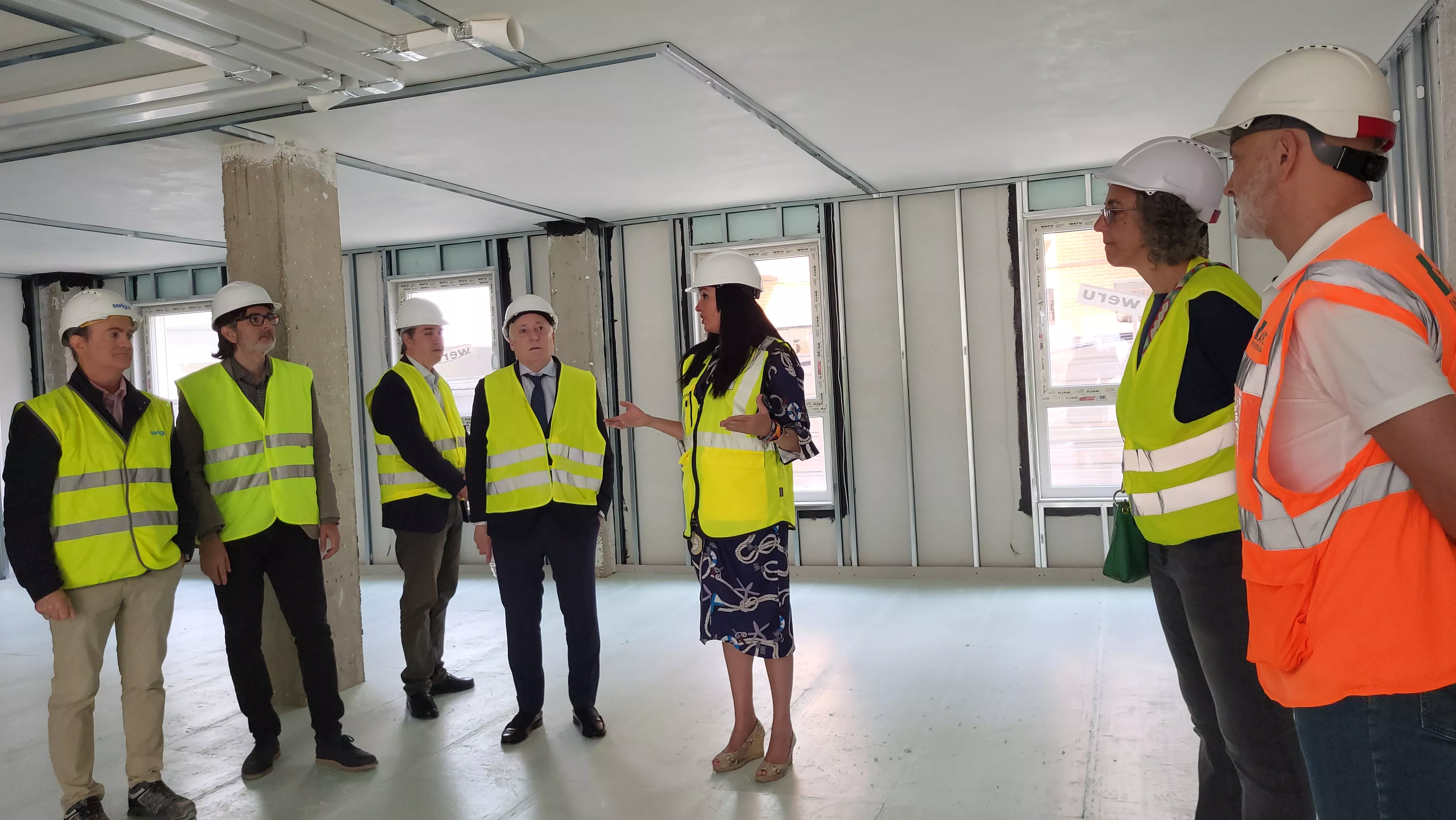 El consejero Octavio López y la alcaldesa Lorena Orduna en la visita a las obras de construcción de 27 viviendas en La Merced. Foto Mercedes Manterola