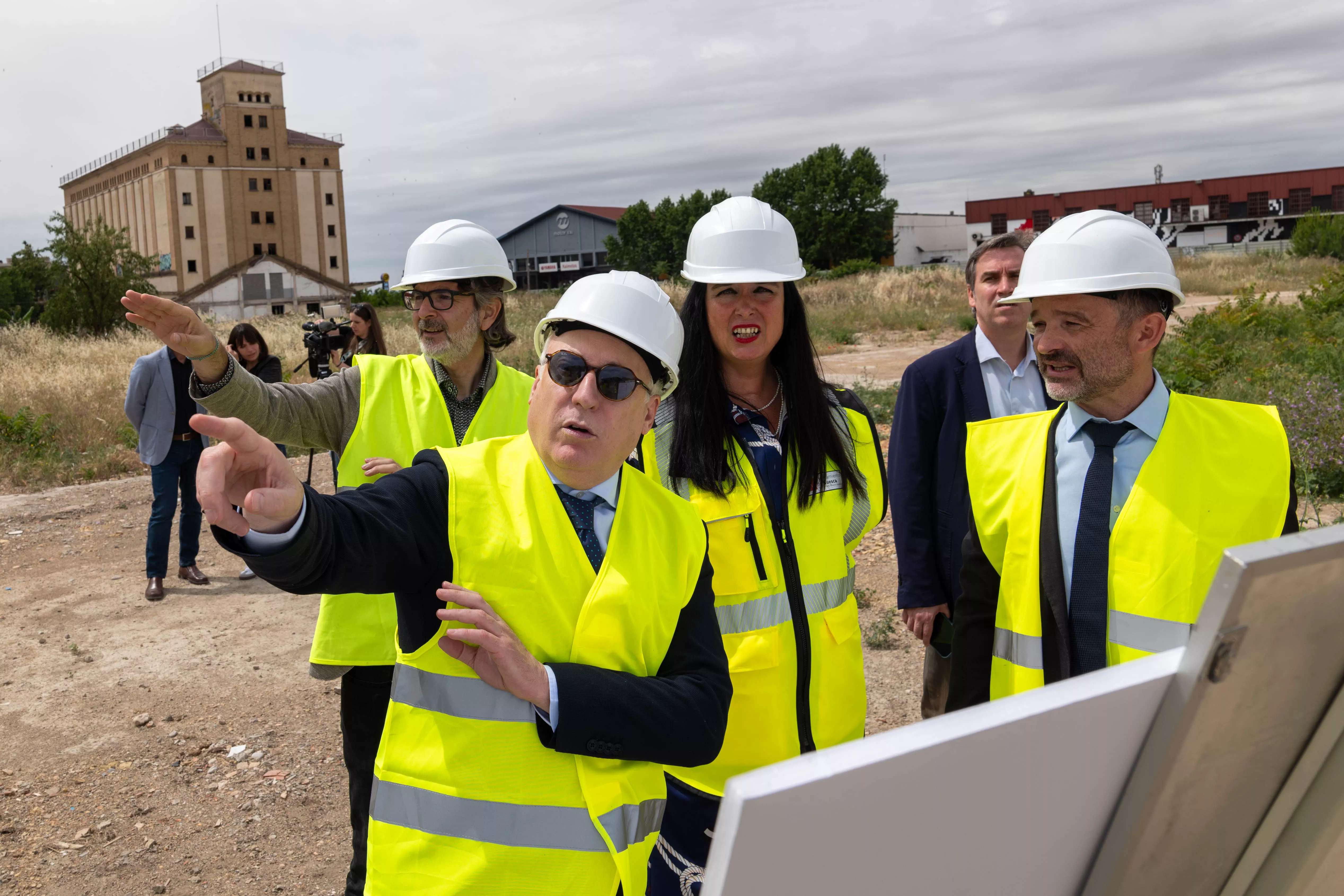 Visita al solar de Harineras, donde se construirán 71 viviendas de protección oficial.