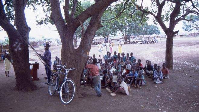 Clases bajo la sombra de los árboles. Clases bajo la sombra de los árboles.