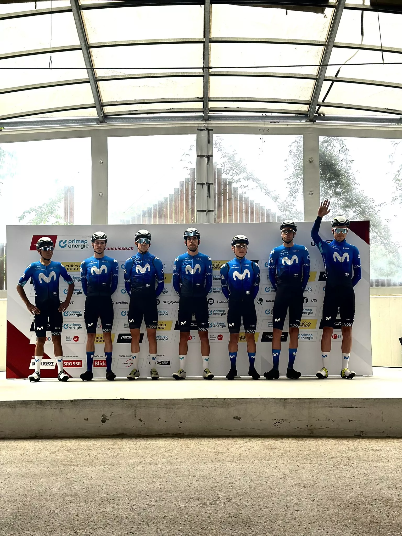 Arcas, segundo por la derecha, antes de empezar la etapa en el Tour de Suiza. Foto: Movistar Team/Pablo Ordorica