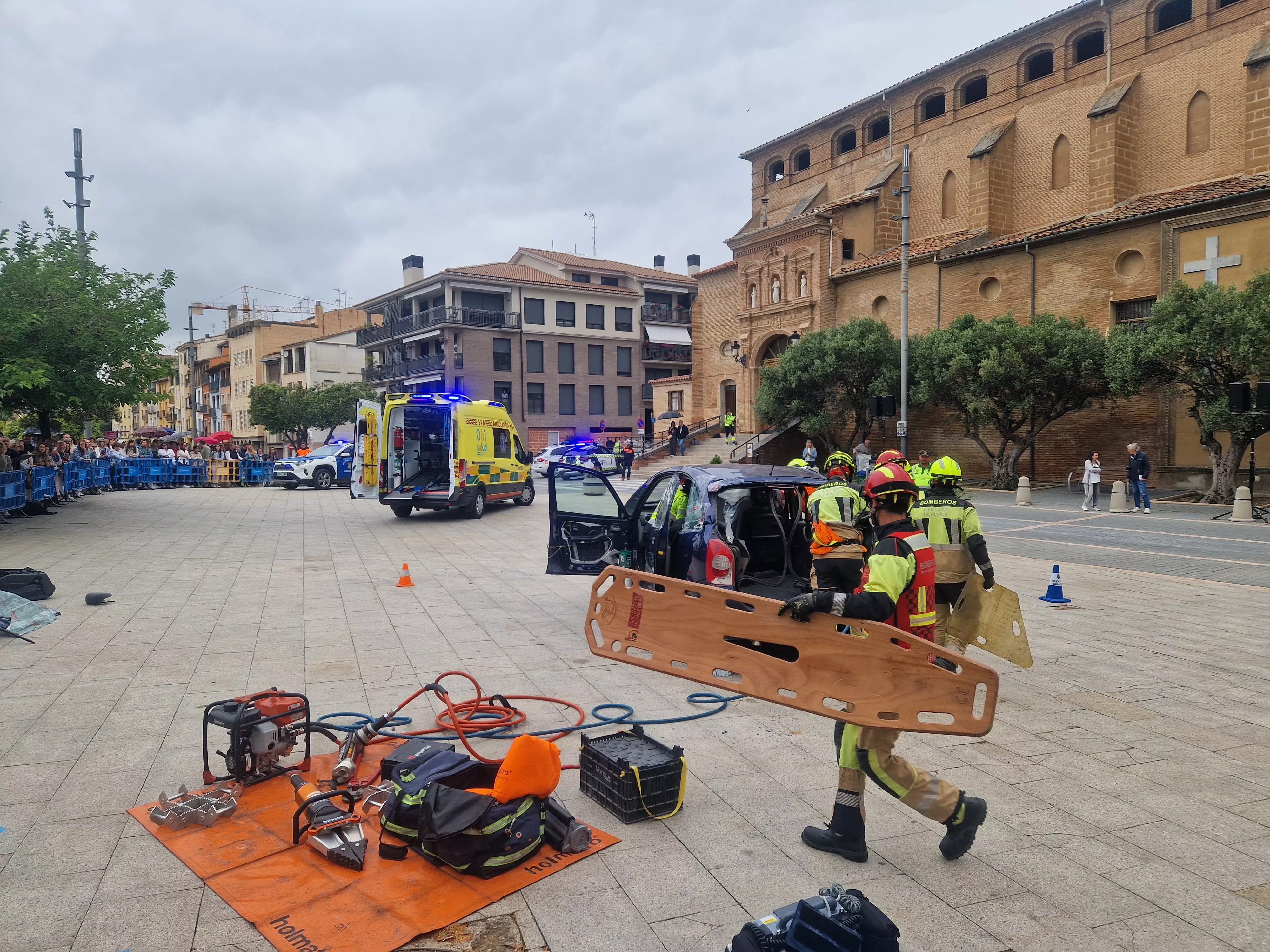 Simulacro de accidente en la plaza San Francisco de Barbastro.