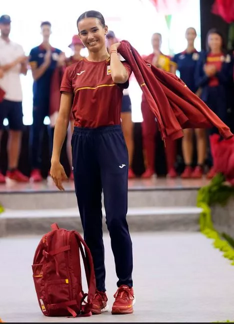 Inés Bergua, sonriente, feliz y elegante en el desfile. Foto: COE