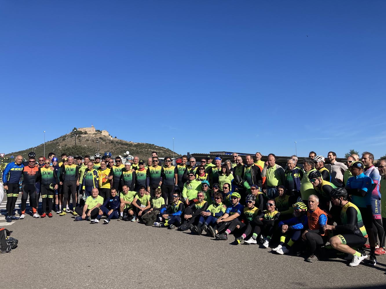 Foto de familia de la Peña Sergio Samitier en el Área 62 de Barbastro. Foto: Adrián Mora