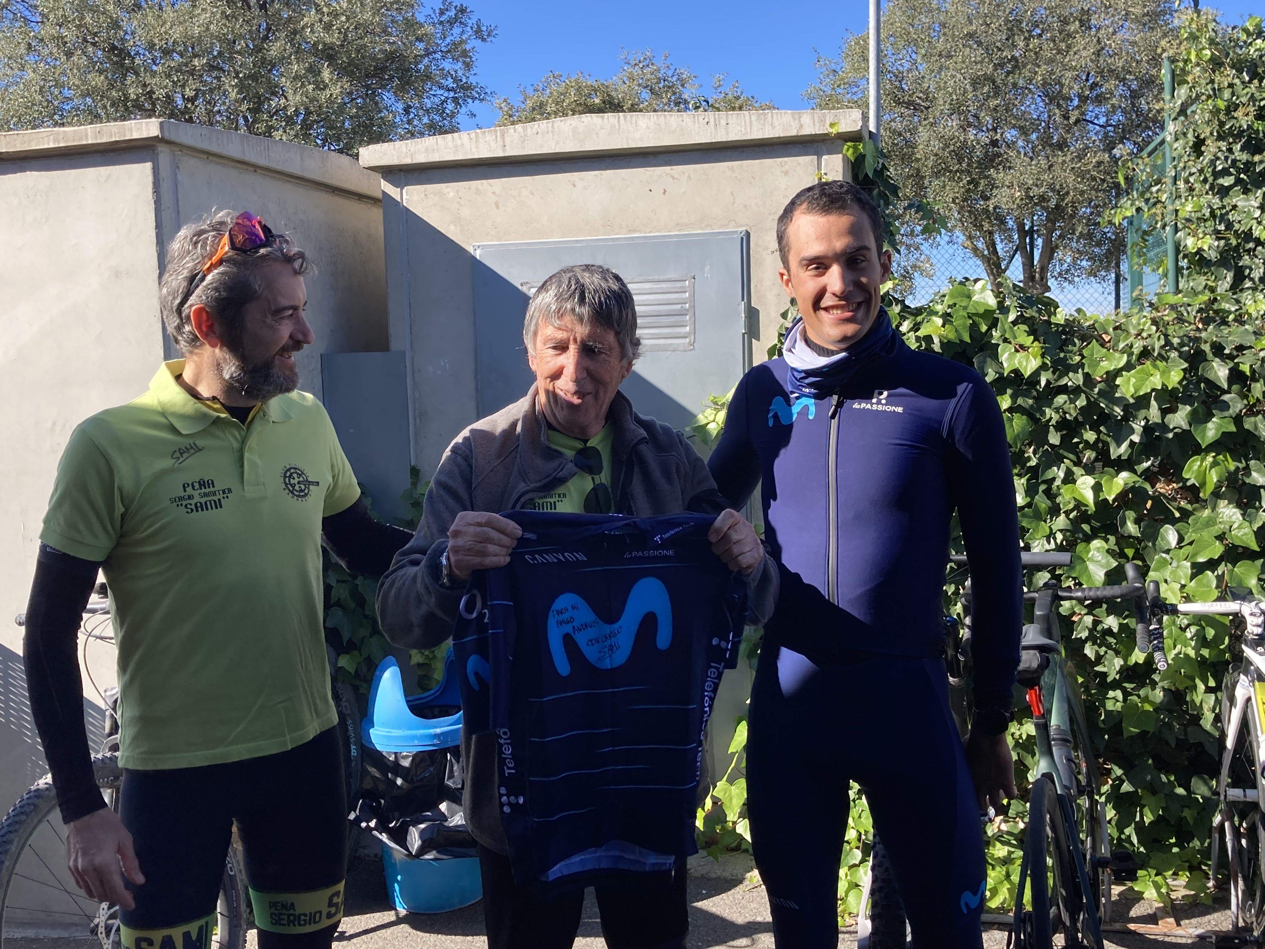 Samitier entrega a Andrés Clave un maillot de Movistar