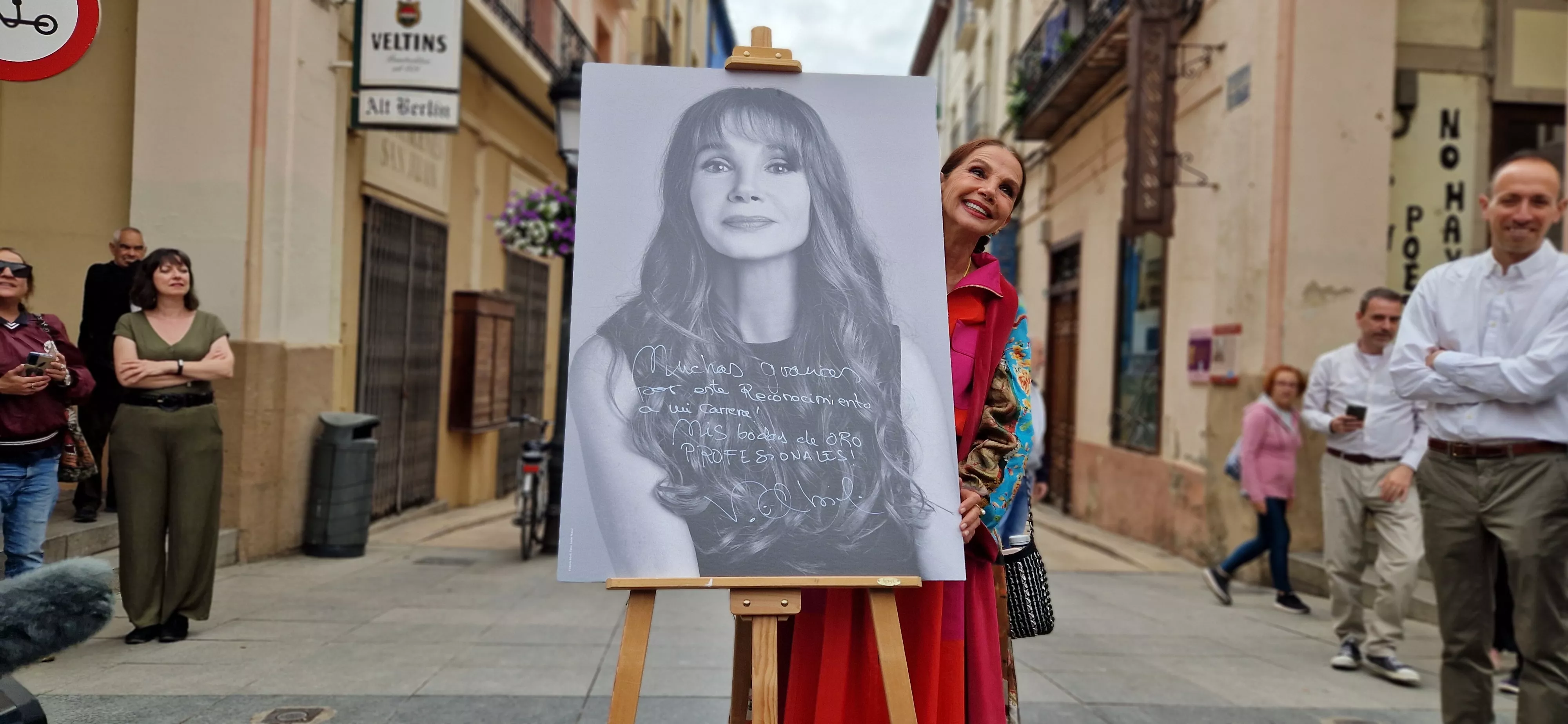 Victoria Abril, posando junto a su foto, en la plaza López Allué. Foto Myriam Martínez Victoria Abril, posando junto a su foto, en la plaza López Allué. Foto Myriam Martínez