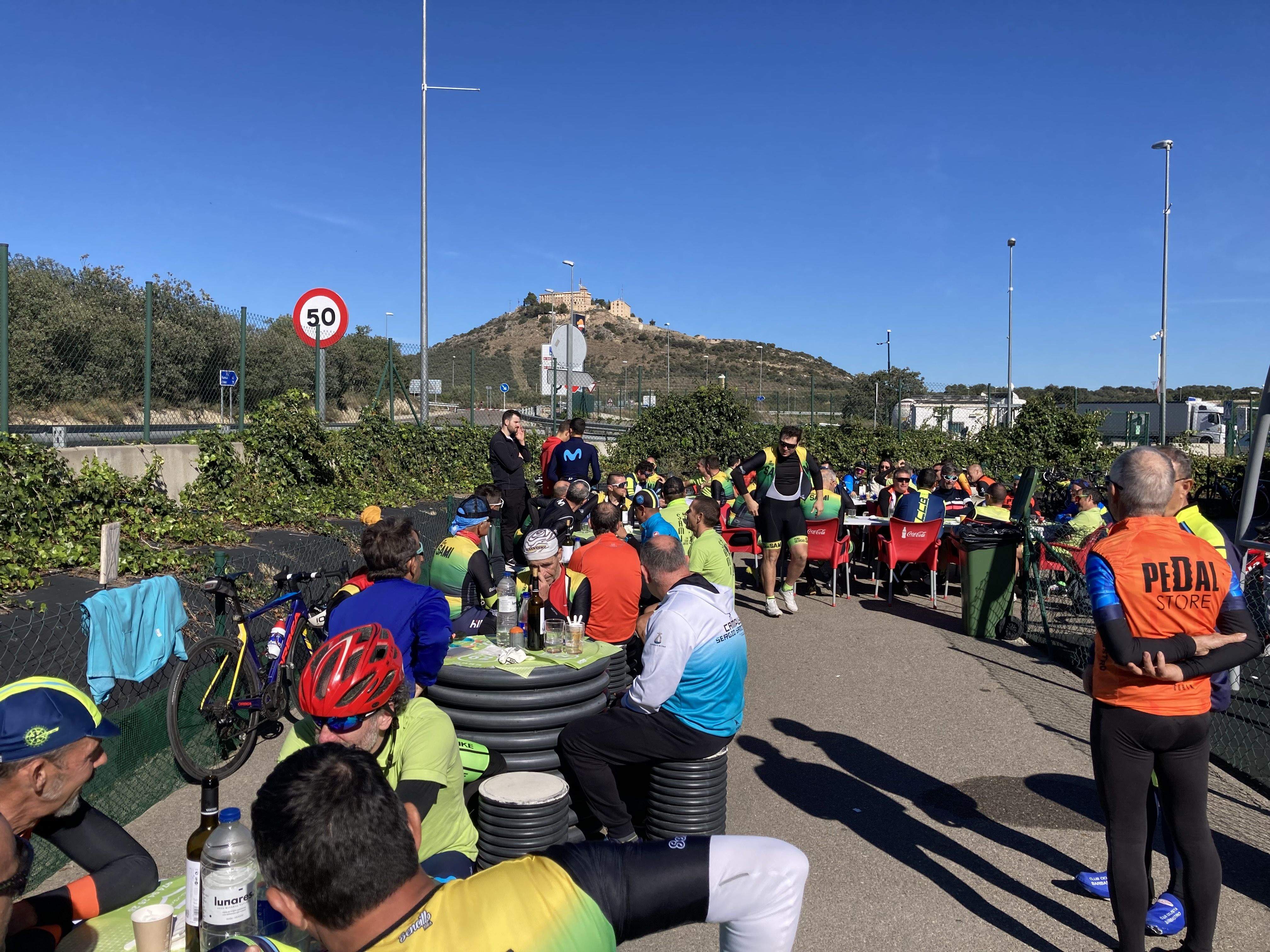 Ambiente del almuerzo en la terraza del Área 62 de Barbastro
